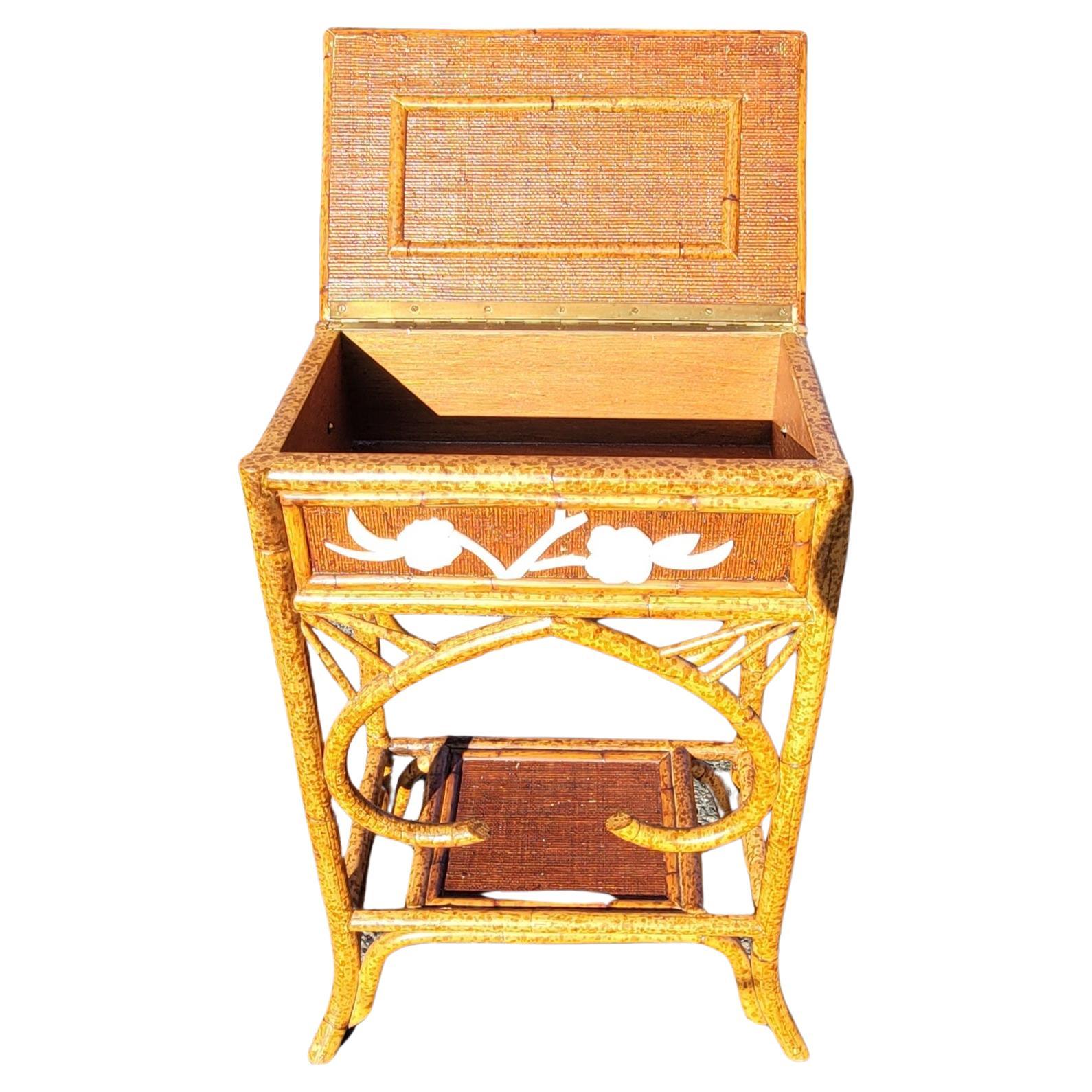 Exportation chinoise Meuble de rangement d'appoint en rotin décoré de nacre avec plateau rabattable en vente