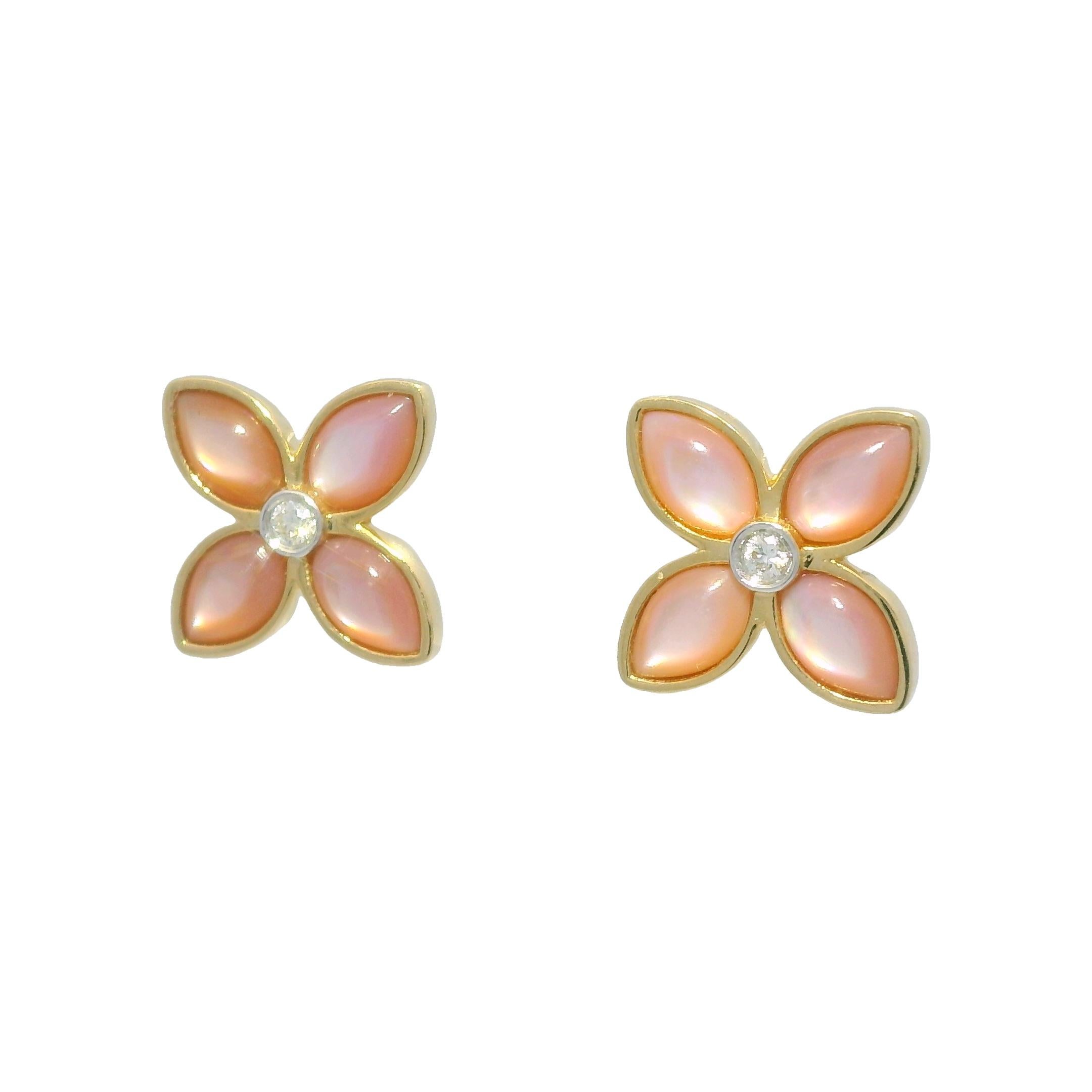 Orecchini a fiore in madreperla e diamanti 18 carati In magazzino In condizioni ottime in vendita a Boca Raton, FL