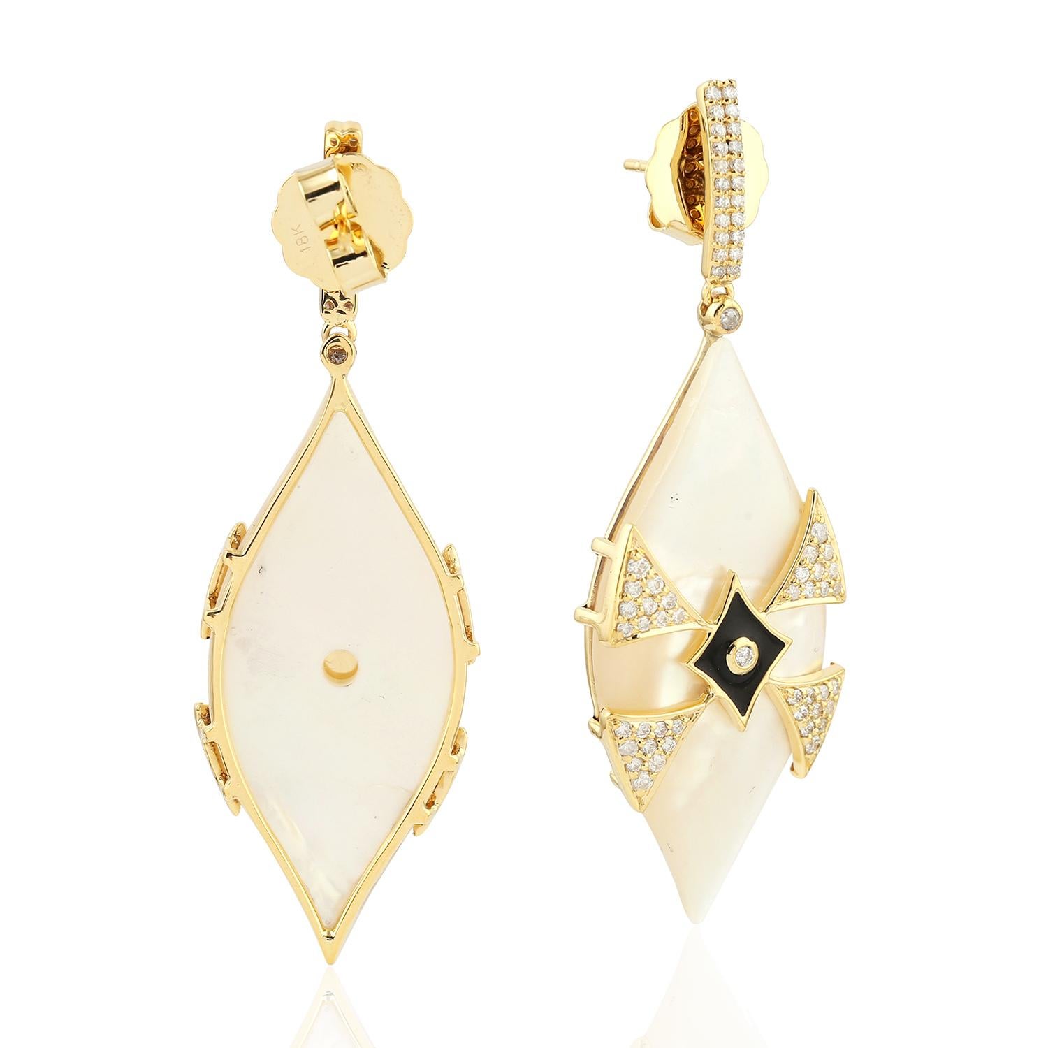 Ohrringe aus 18 Karat Gold mit Perlen und Diamanten (Moderne) im Angebot
