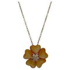 Mother of Pearl Diamond 18 Karat Yellow Gold Flower Pendant Necklace Mother of Pearl Diamond 18 Karat Yellow Gold Flower Pendant Necklace
