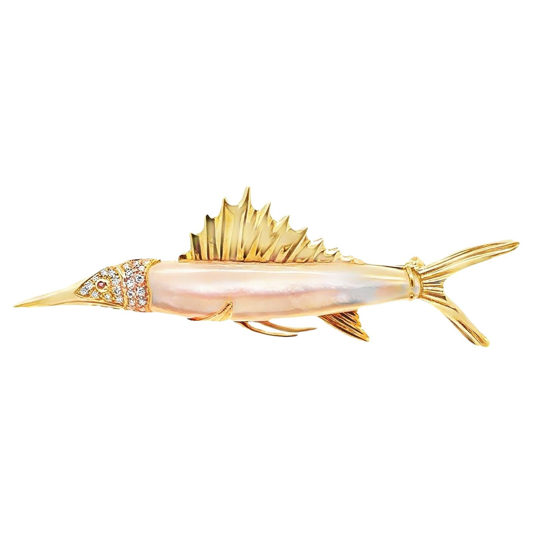 Broche Pez Marlin de oro amarillo de 18 quilates con diamantes de nácar