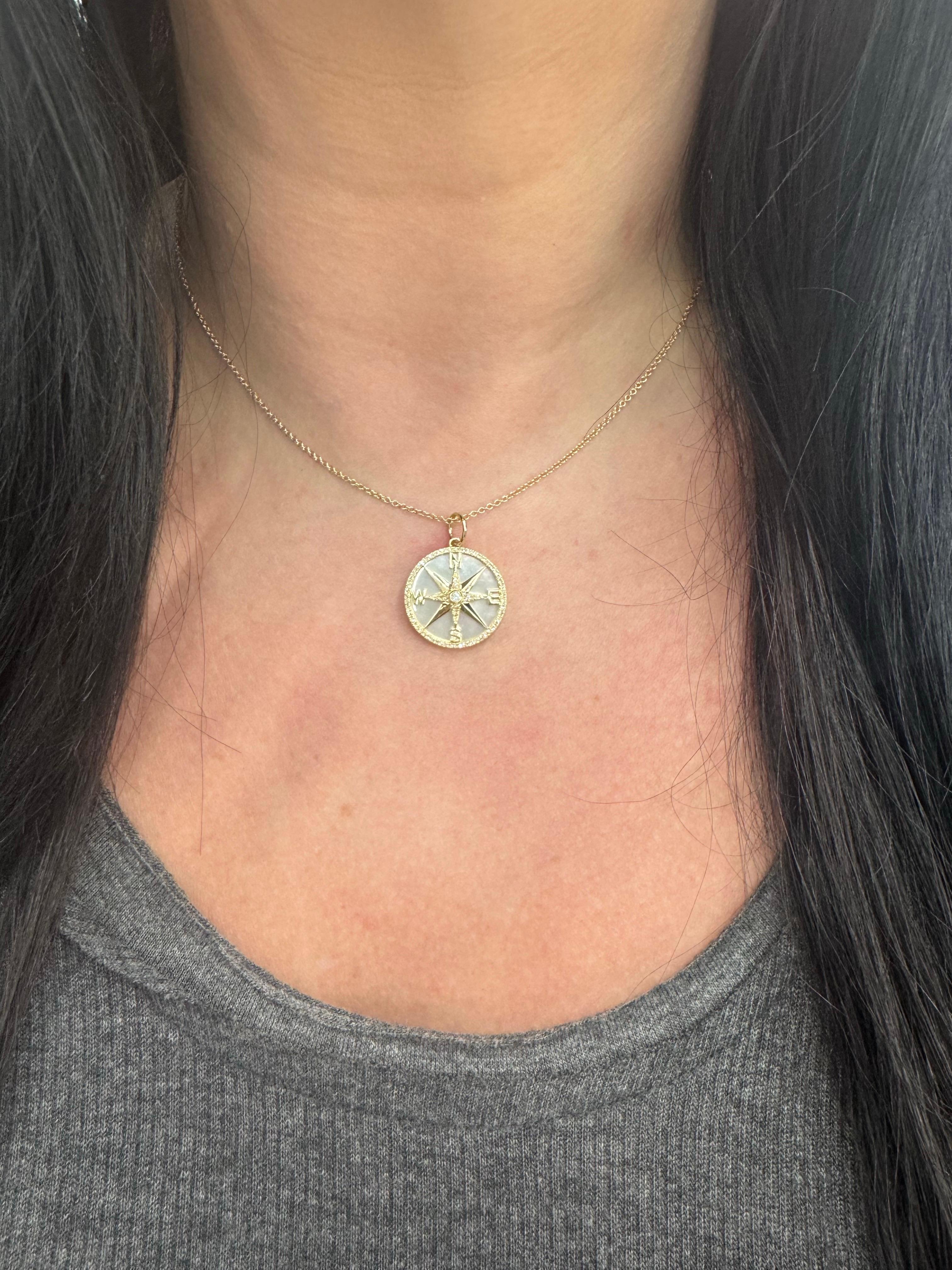 Pendentif breloque boussole en or jaune 14 carats avec nacre et diamant 0,19 carat en vente 13