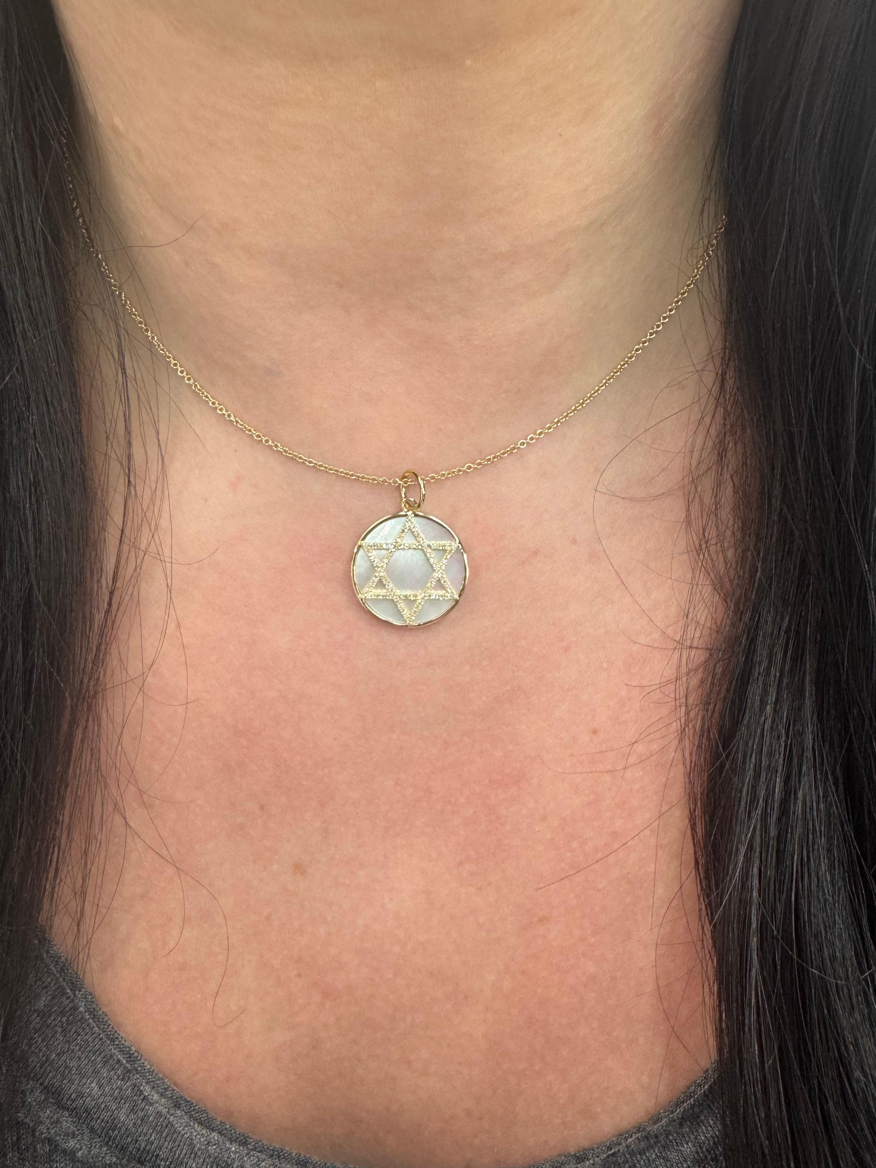 Pendentif breloque boussole en or jaune 14 carats avec nacre et diamant 0,19 carat en vente 14