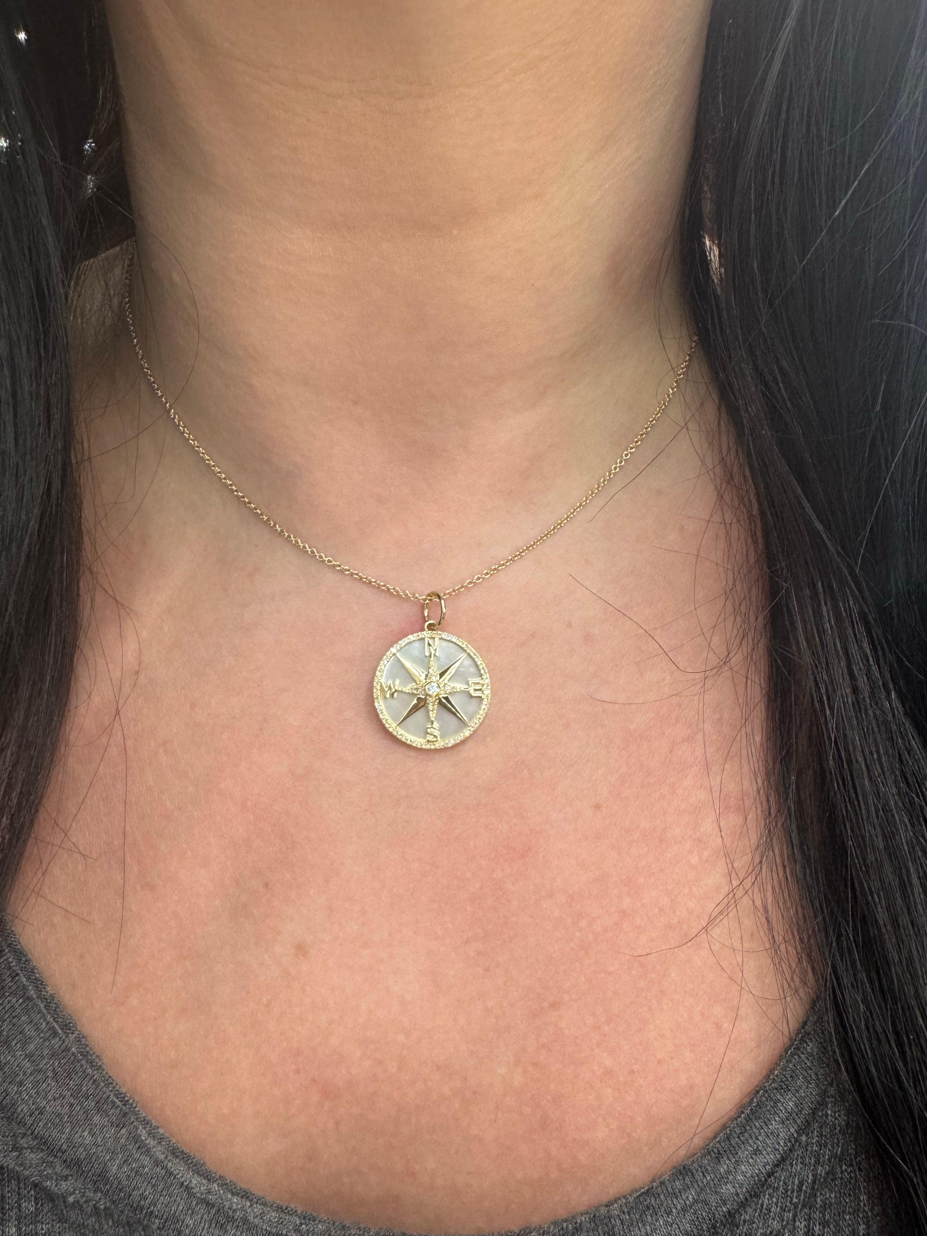 Contemporain Pendentif breloque boussole en or jaune 14 carats avec nacre et diamant 0,19 carat en vente
