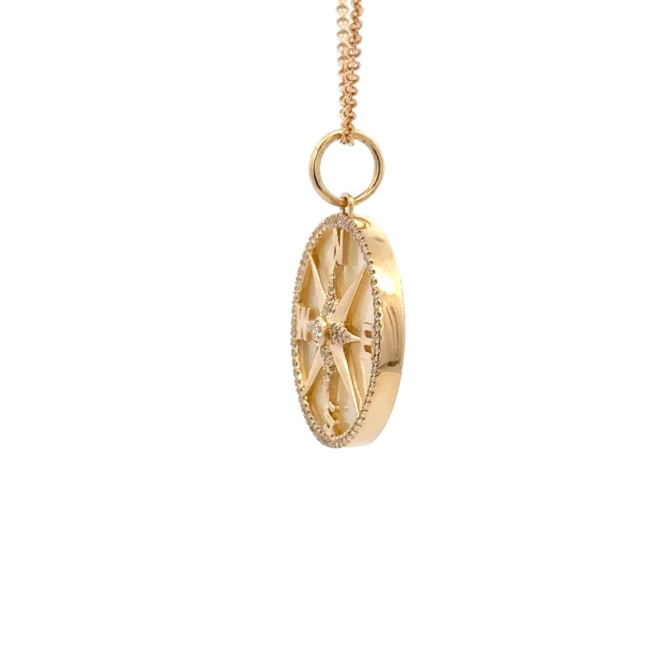 Taille ronde Pendentif breloque boussole en or jaune 14 carats avec nacre et diamant 0,19 carat en vente