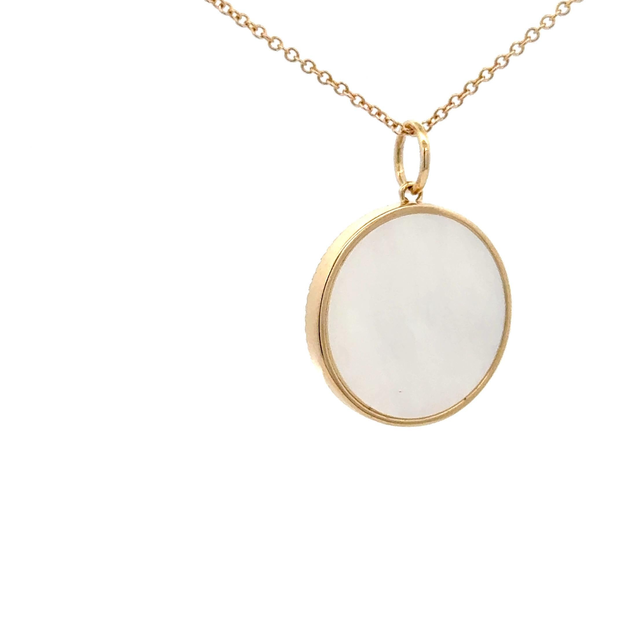 Pendentif breloque boussole en or jaune 14 carats avec nacre et diamant 0,19 carat Neuf - En vente à New York, NY