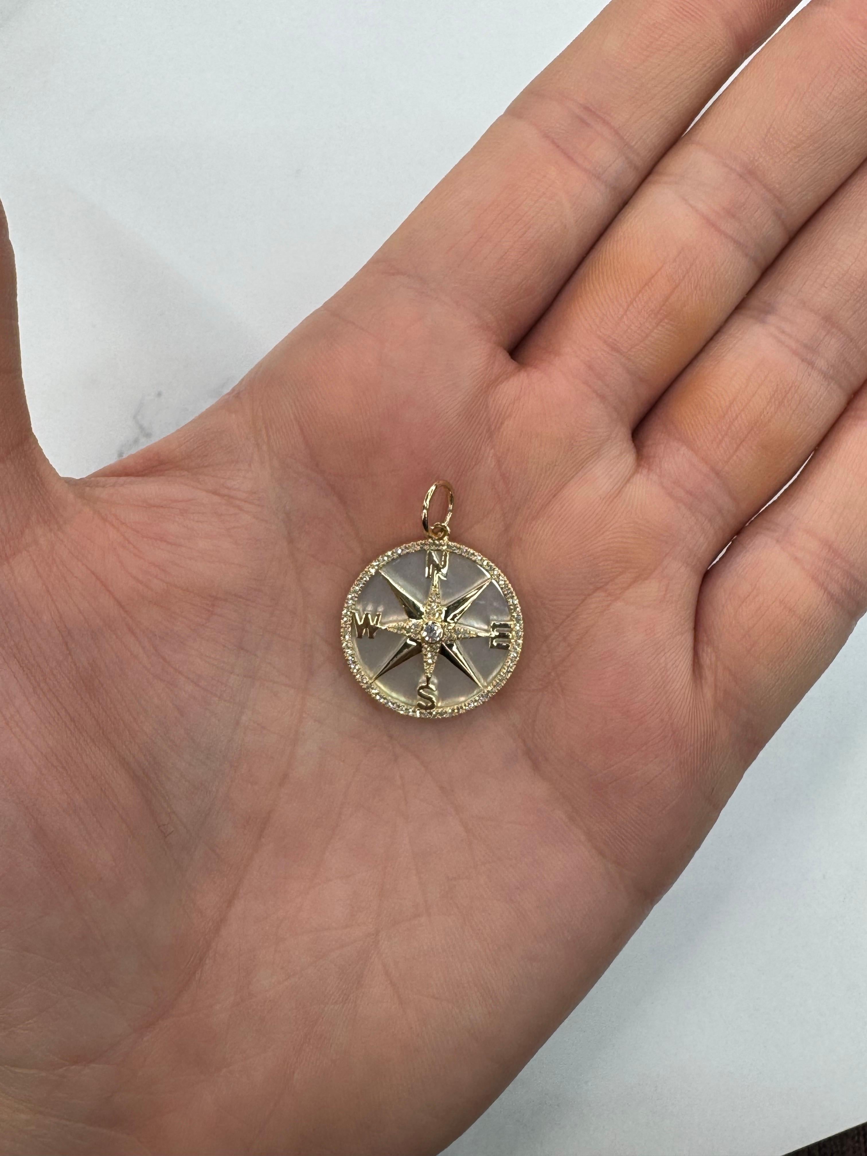 Pendentif breloque boussole en or jaune 14 carats avec nacre et diamant 0,19 carat Pour femmes en vente