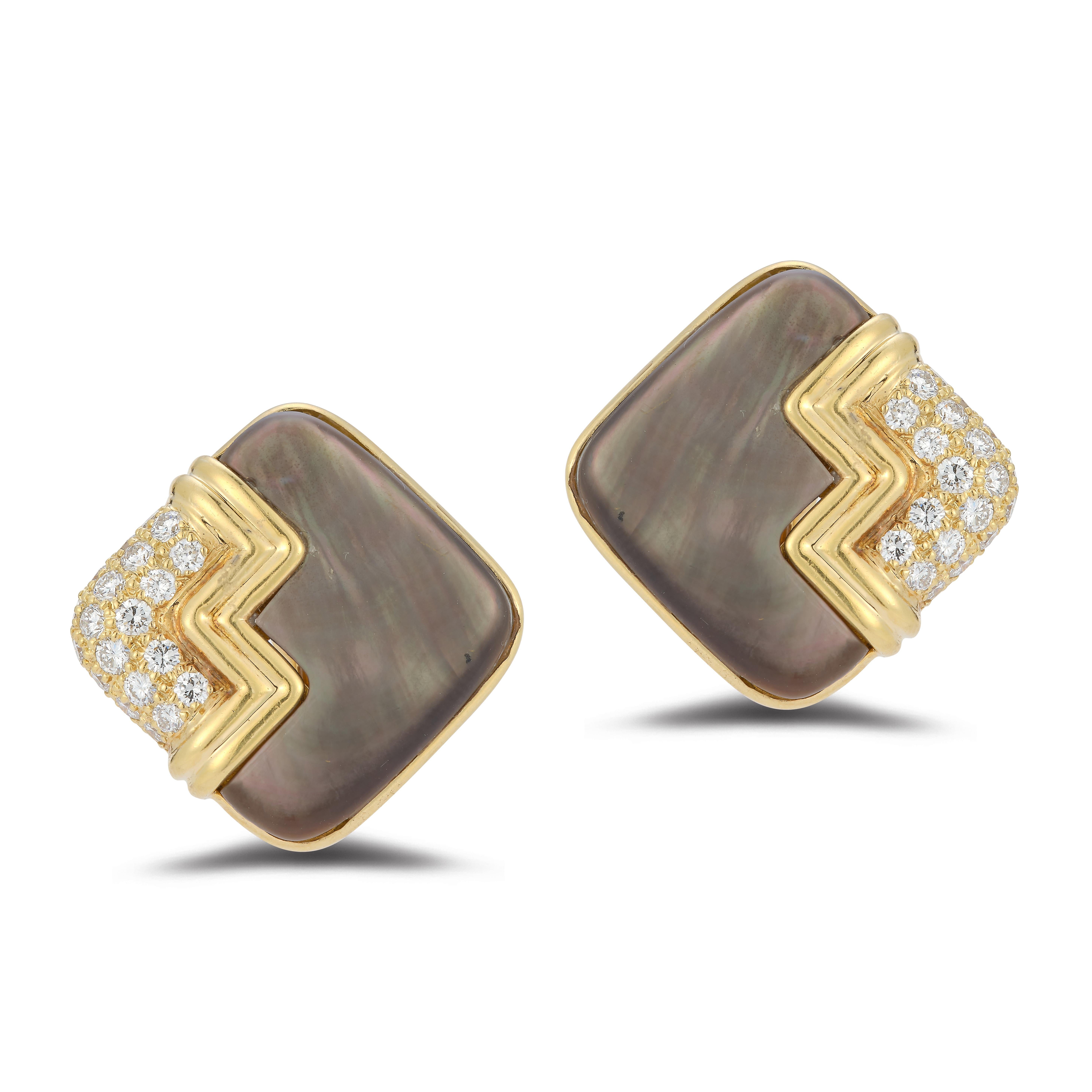 Mother of Pearl & Diamond Square Earrings

18k gold square clip on with a post earrings each set with black mother of pearl and 20 round diamonds.

Measurements: 1