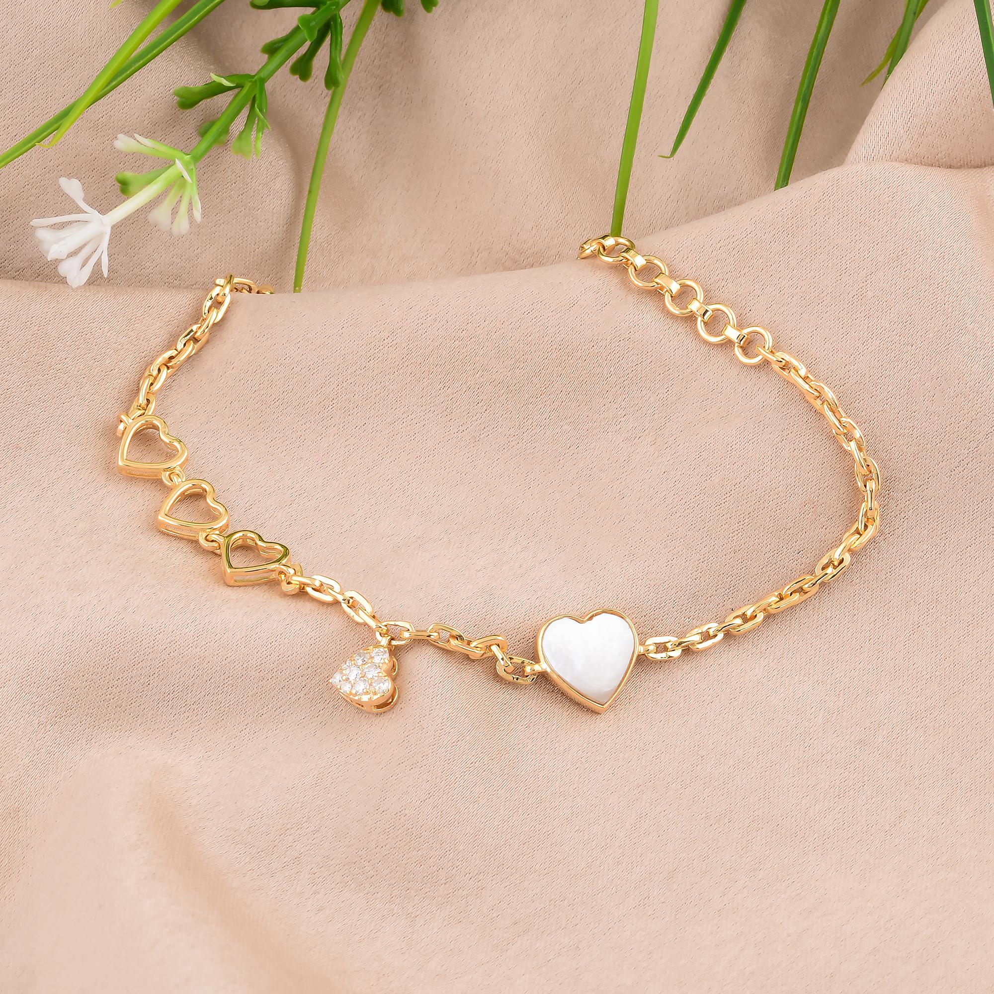 Taille cœur Bracelet en or jaune 14 carats avec breloques en forme de coeur en nacre et diamants en vente