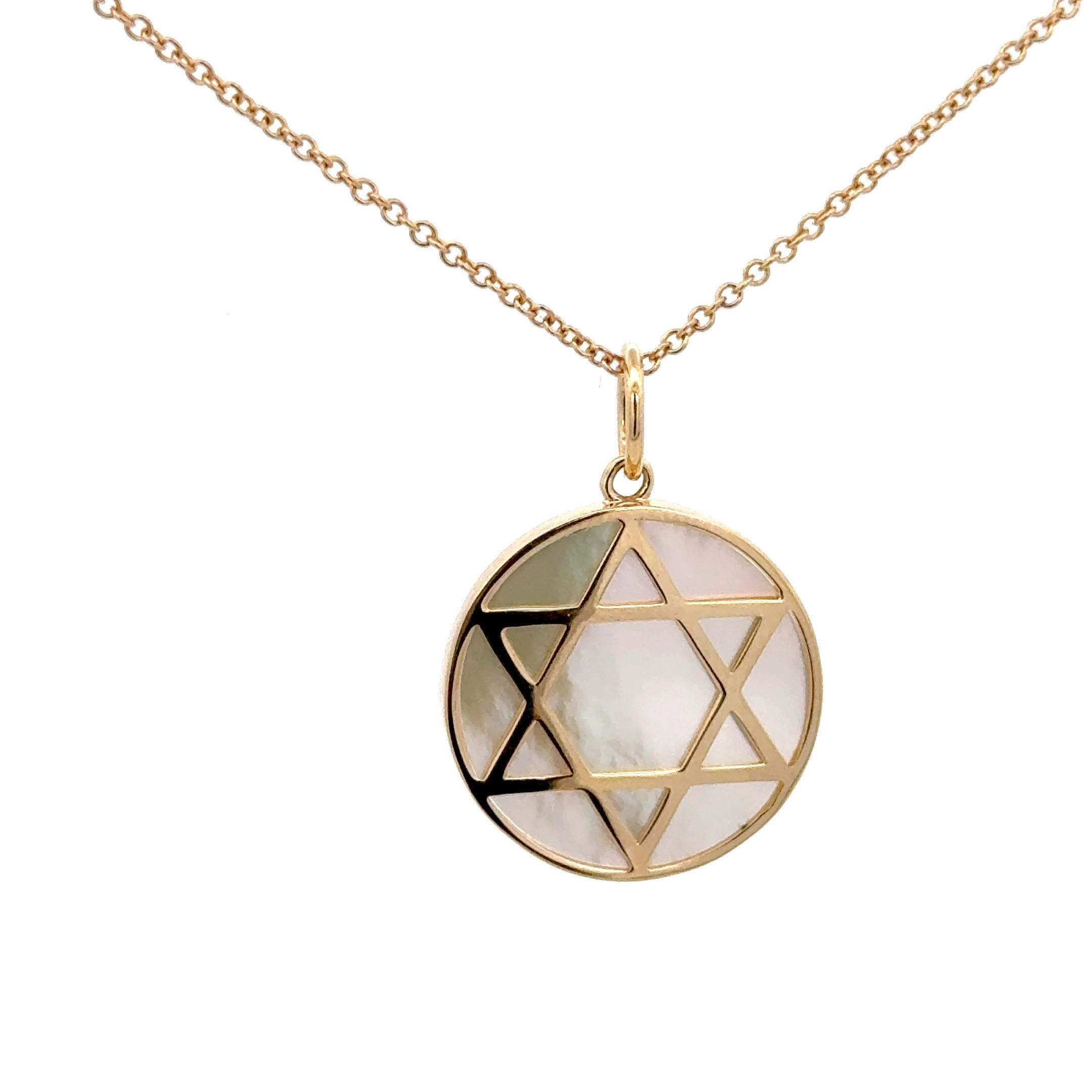 Charme-Anhänger aus 14 Karat Gelbgold mit einer Perlmuttscheibe von 6,76 Karat und 84 runden Diamanten von 0,19 Karat.

Dieser Preis gilt nur für den Charm-Anhänger, nicht für die Halskette.

Baue deine eigene Halskette!!!
Optionen und verschiedene