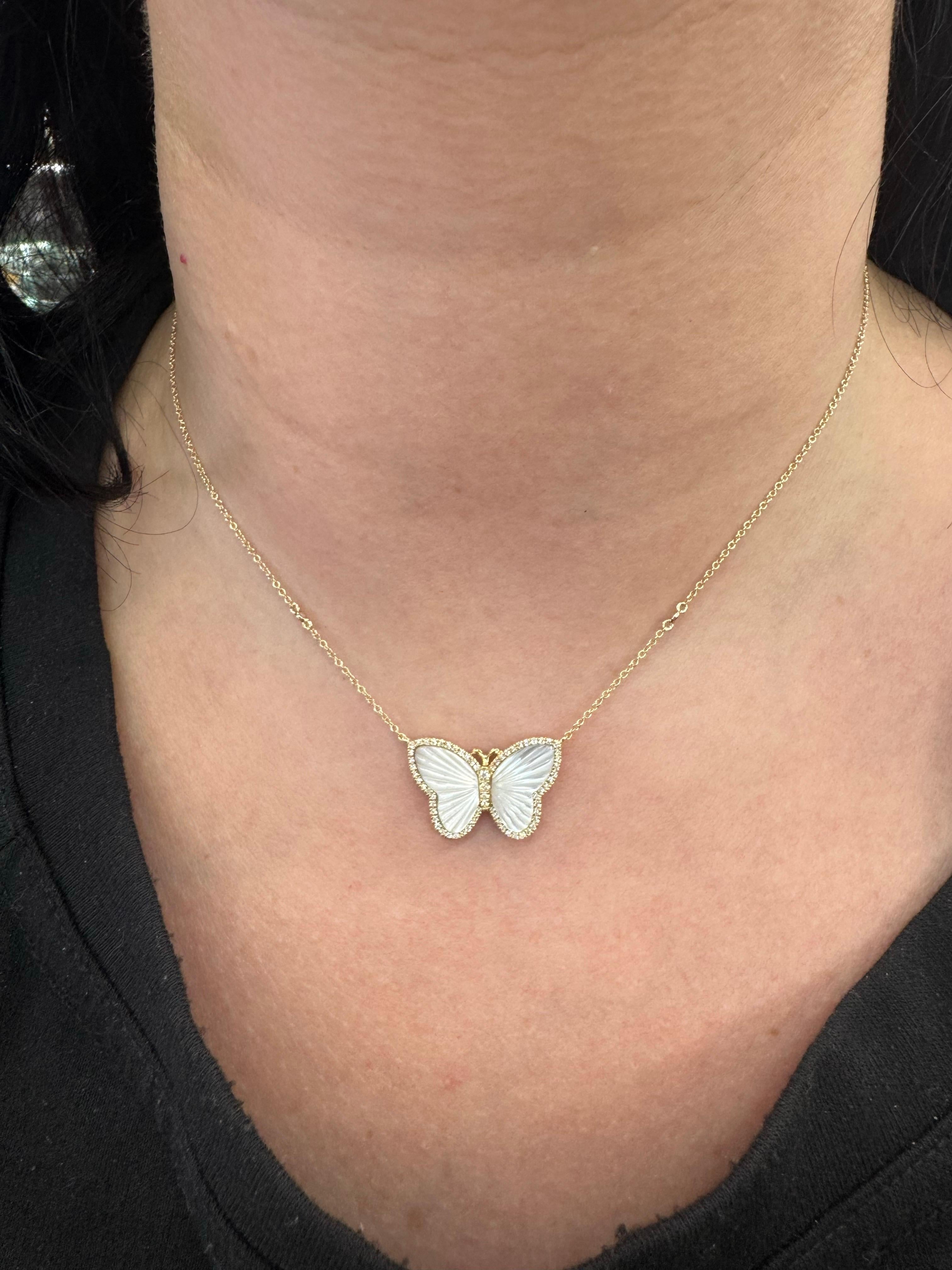 Taglio rotondo Collana con ciondolo a forma di farfalla con rifiniture in diamanti madreperla 0,15 carati in oro 14KT in vendita