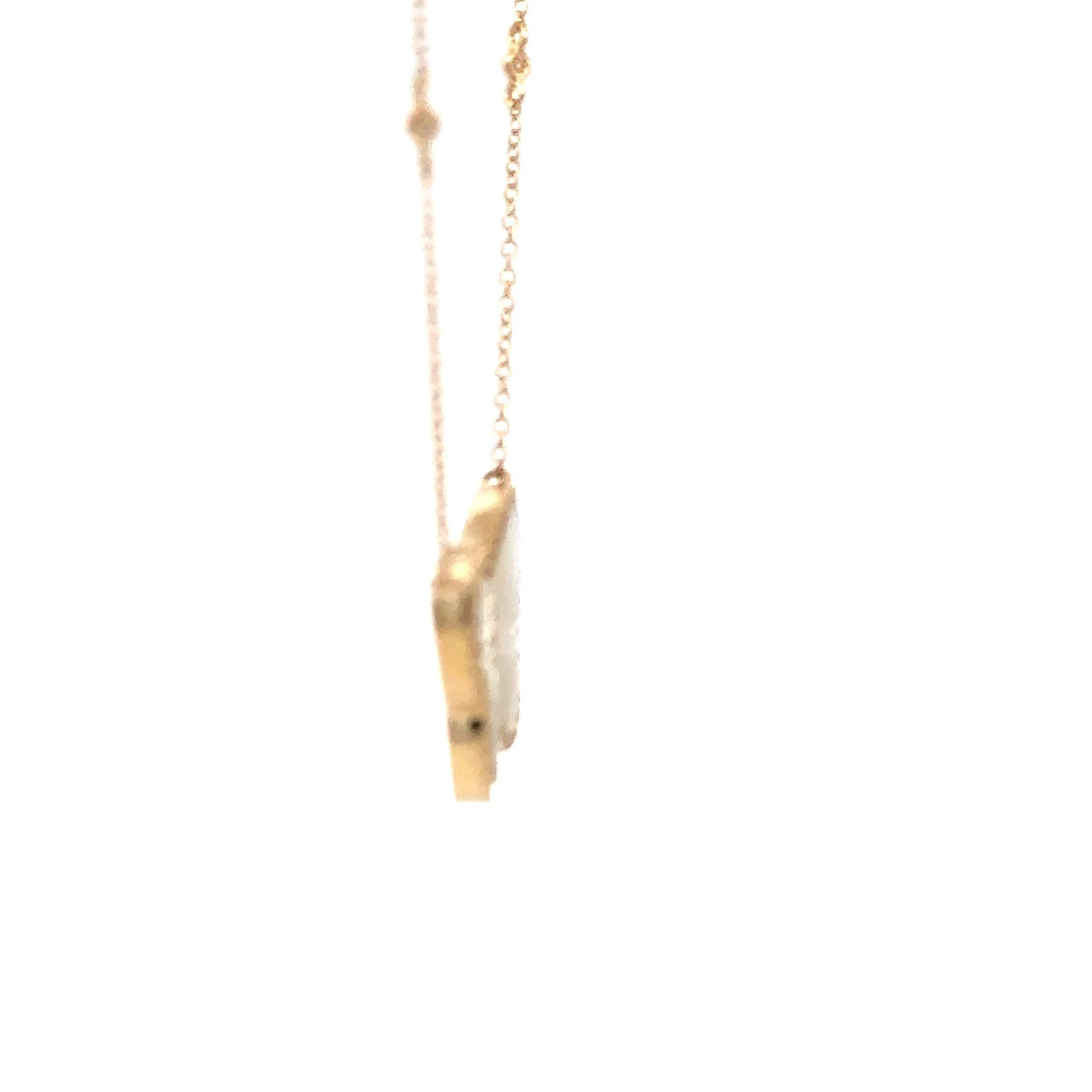 Collana con ciondolo a forma di farfalla con rifiniture in diamanti madreperla 0,15 carati in oro 14KT In condizioni Nuovo in vendita a New York, NY