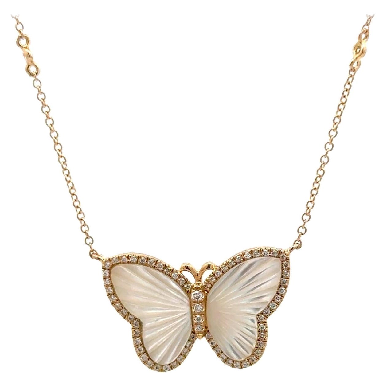 Collana con ciondolo a forma di farfalla con rifiniture in diamanti madreperla 0,15 carati in oro 14KT in vendita