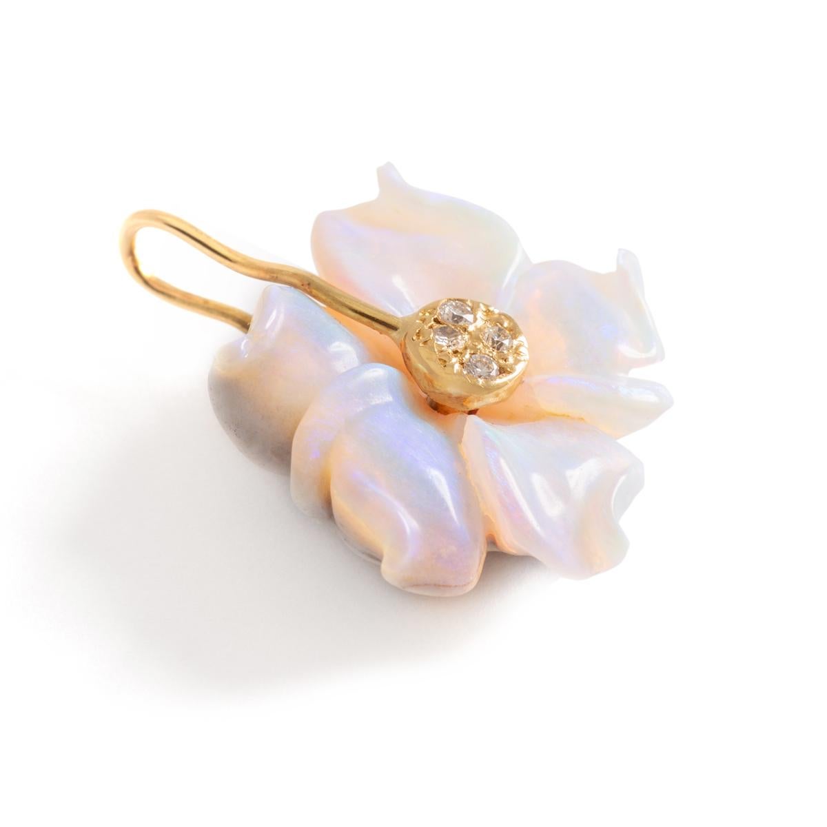 Opal Diamond Yellow Gold 18K Flower design Pendant.
Total length: 3.00 centimeters.
Gross weight: 3.54 grams.
