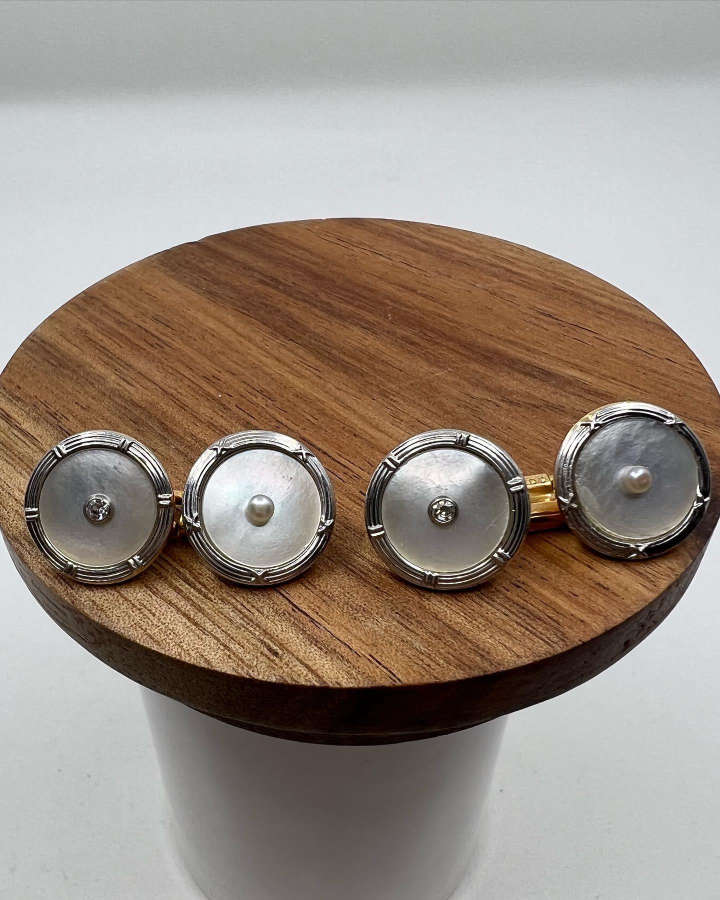 Cufflinks in white and yellow gold, mother of pearl, one diamond and one little pearl on each cufflink. 
Weight : 8,7 grs