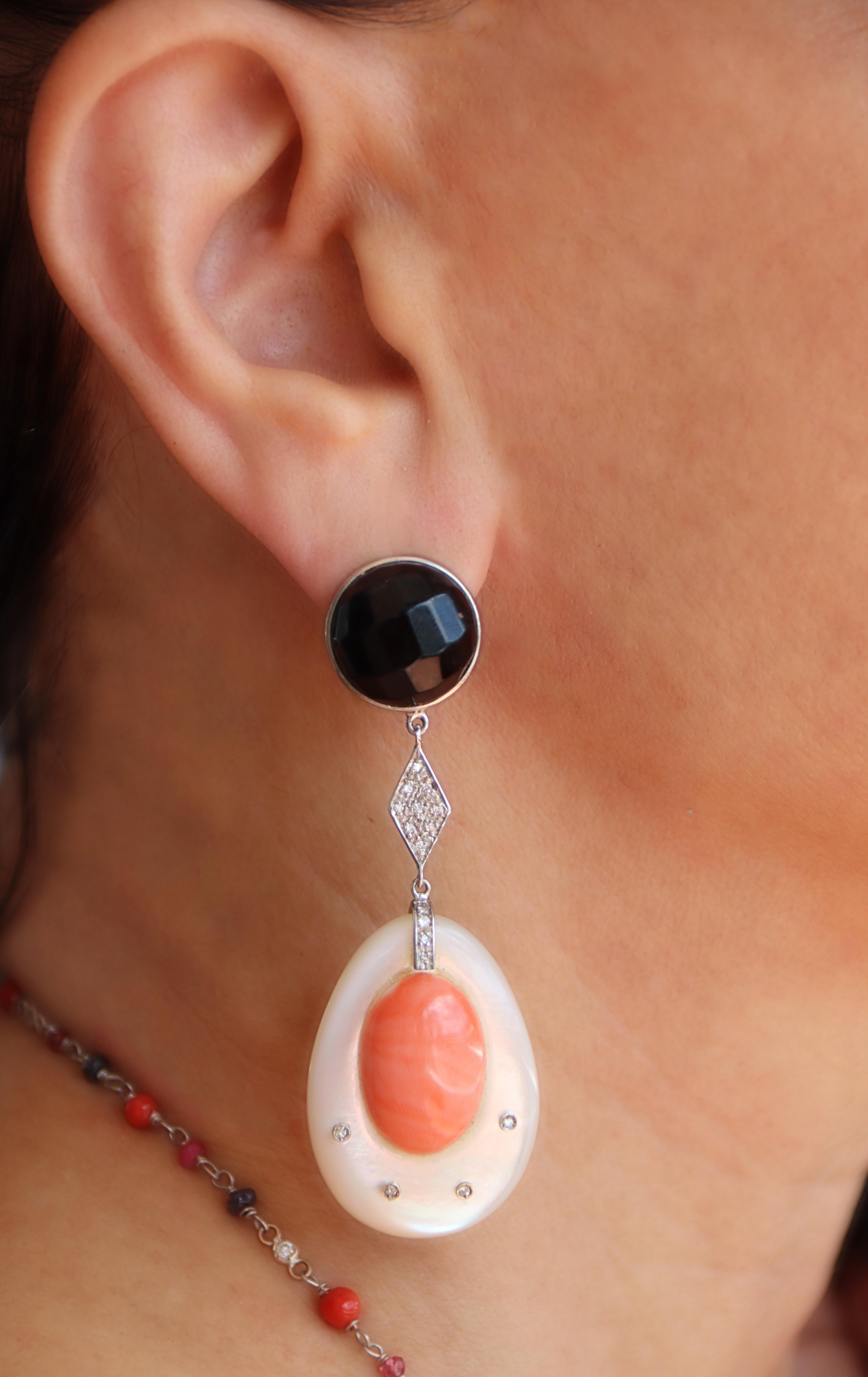 Pendants d'oreilles nacre diamants corail onyx or blanc 18 carats en vente 1