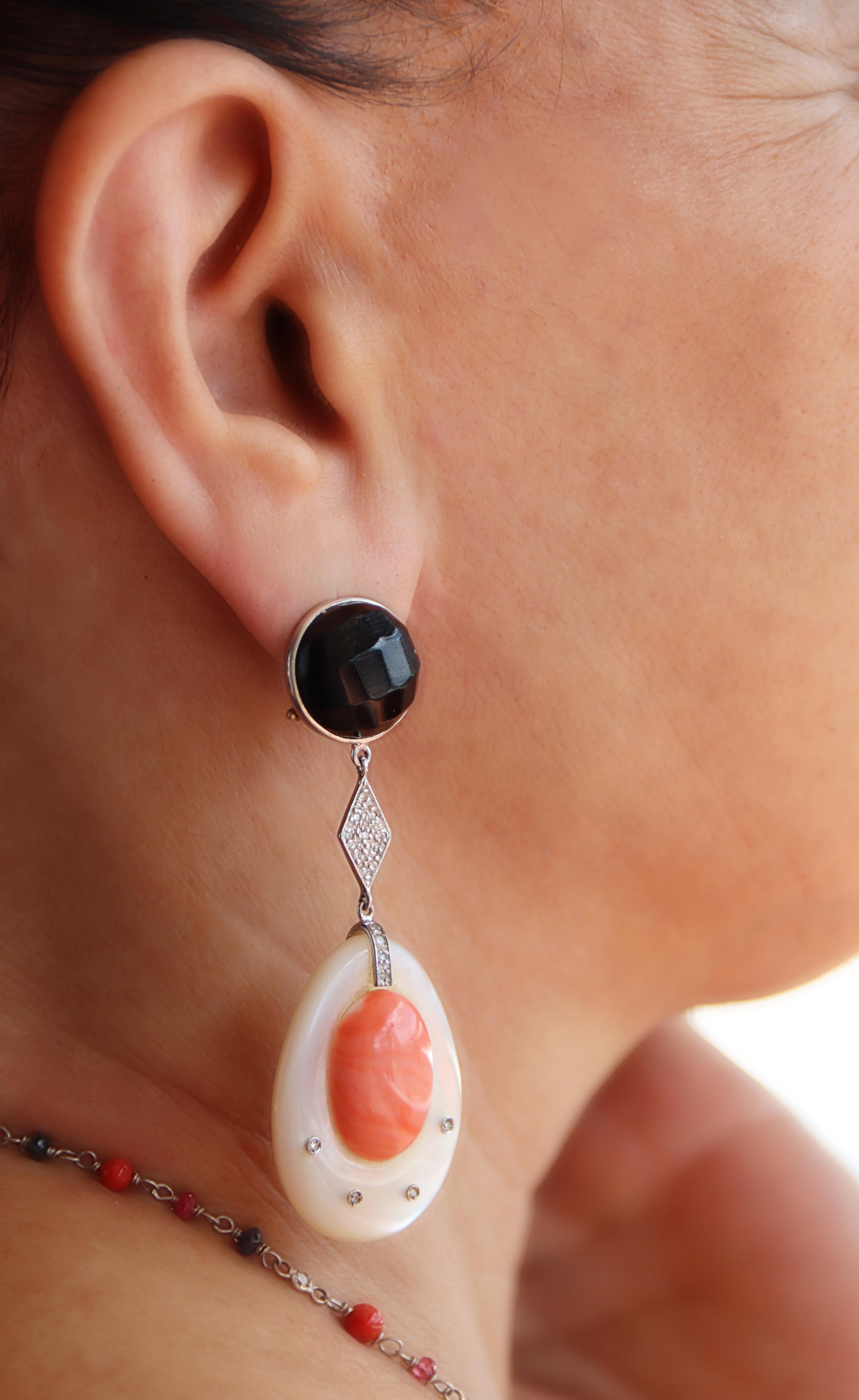 Pendants d'oreilles nacre diamants corail onyx or blanc 18 carats en vente 2