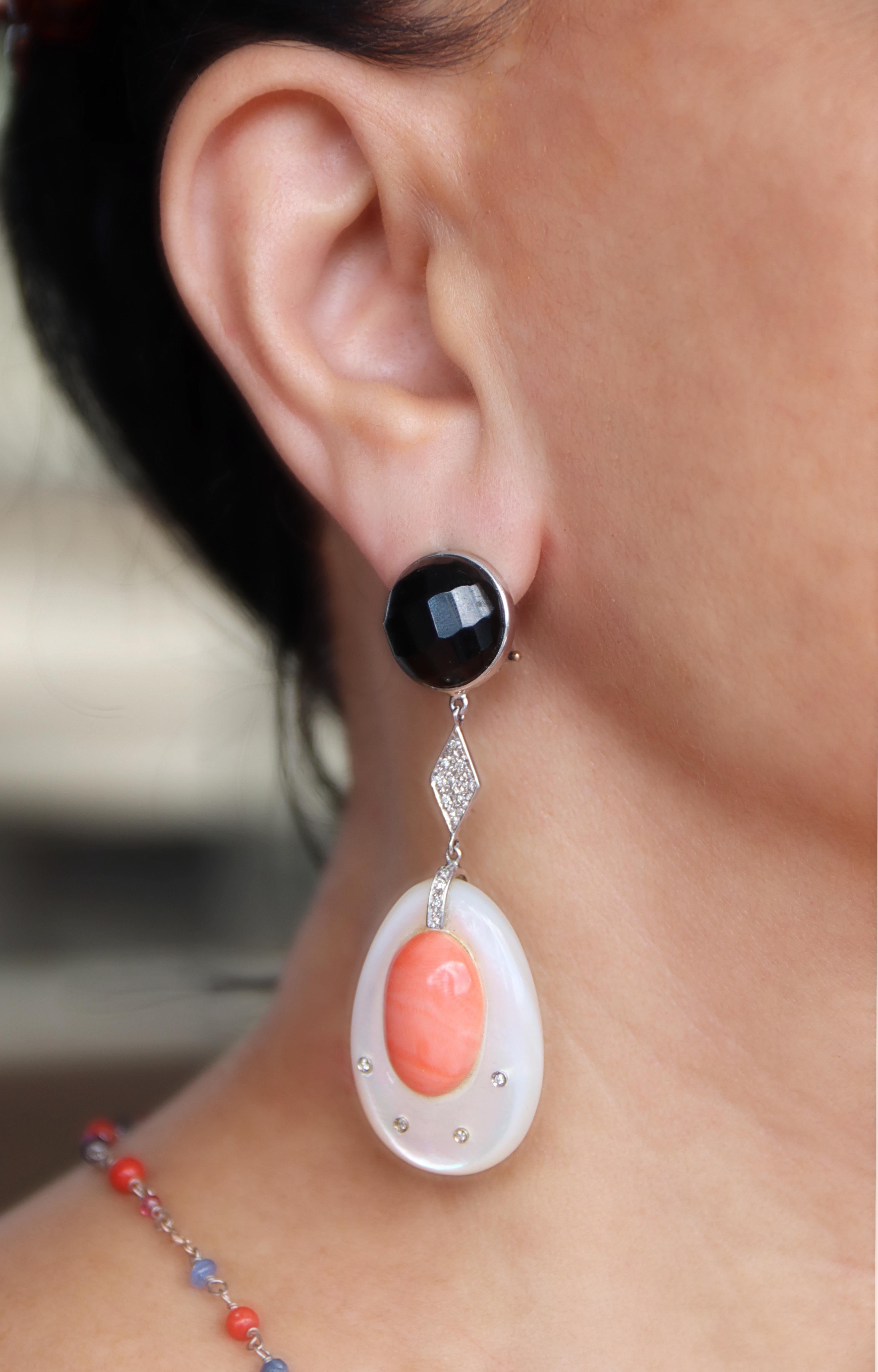 Pendants d'oreilles nacre diamants corail onyx or blanc 18 carats en vente 3