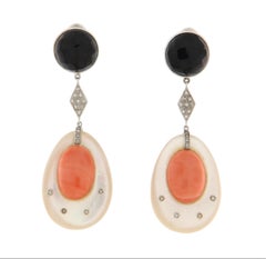 Pendientes gota madreperla diamantes coral ónix oro blanco 18 kilates