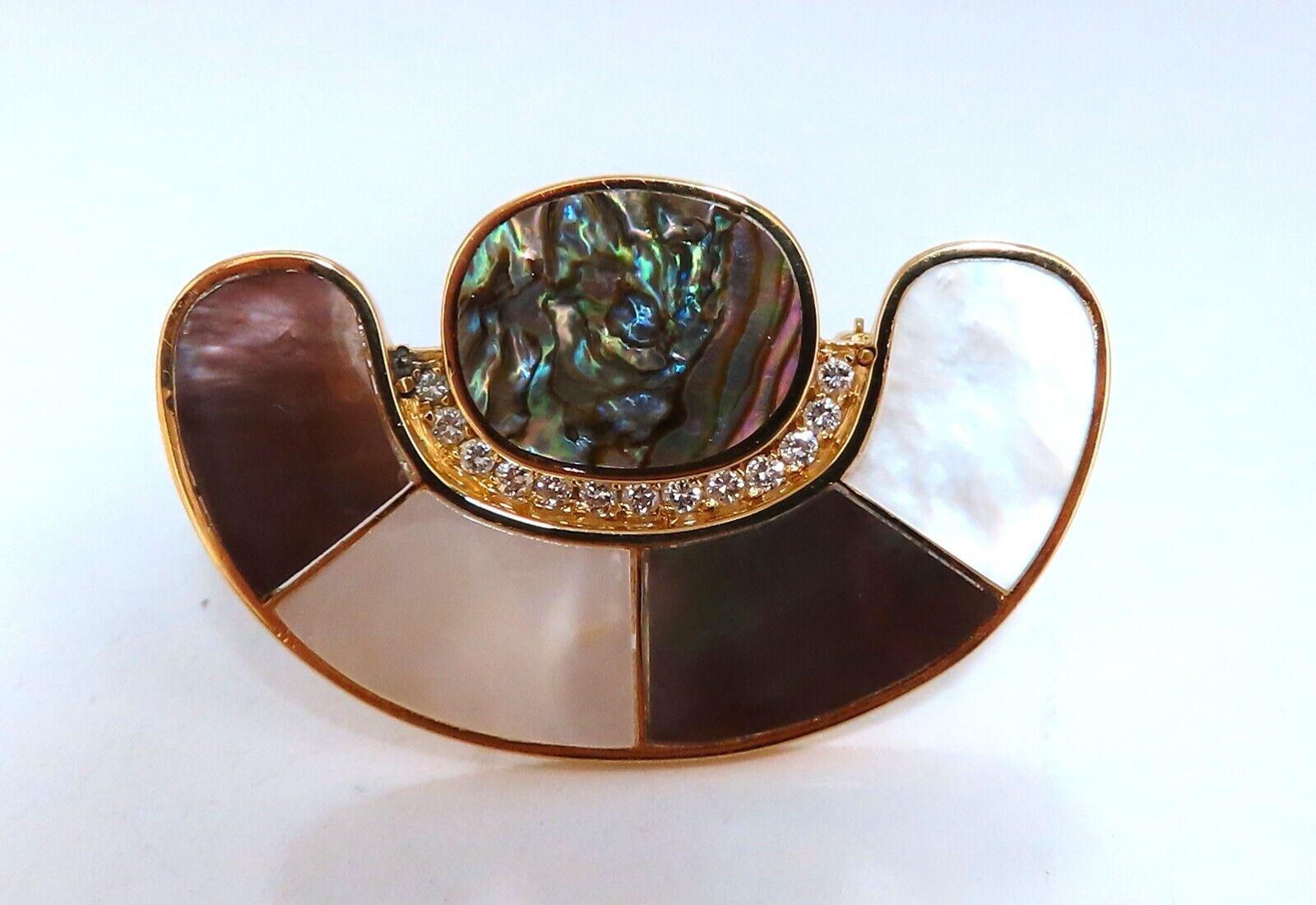 Épingle en forme de croissant en nacre et diamants, 18 carats Unisexe en vente