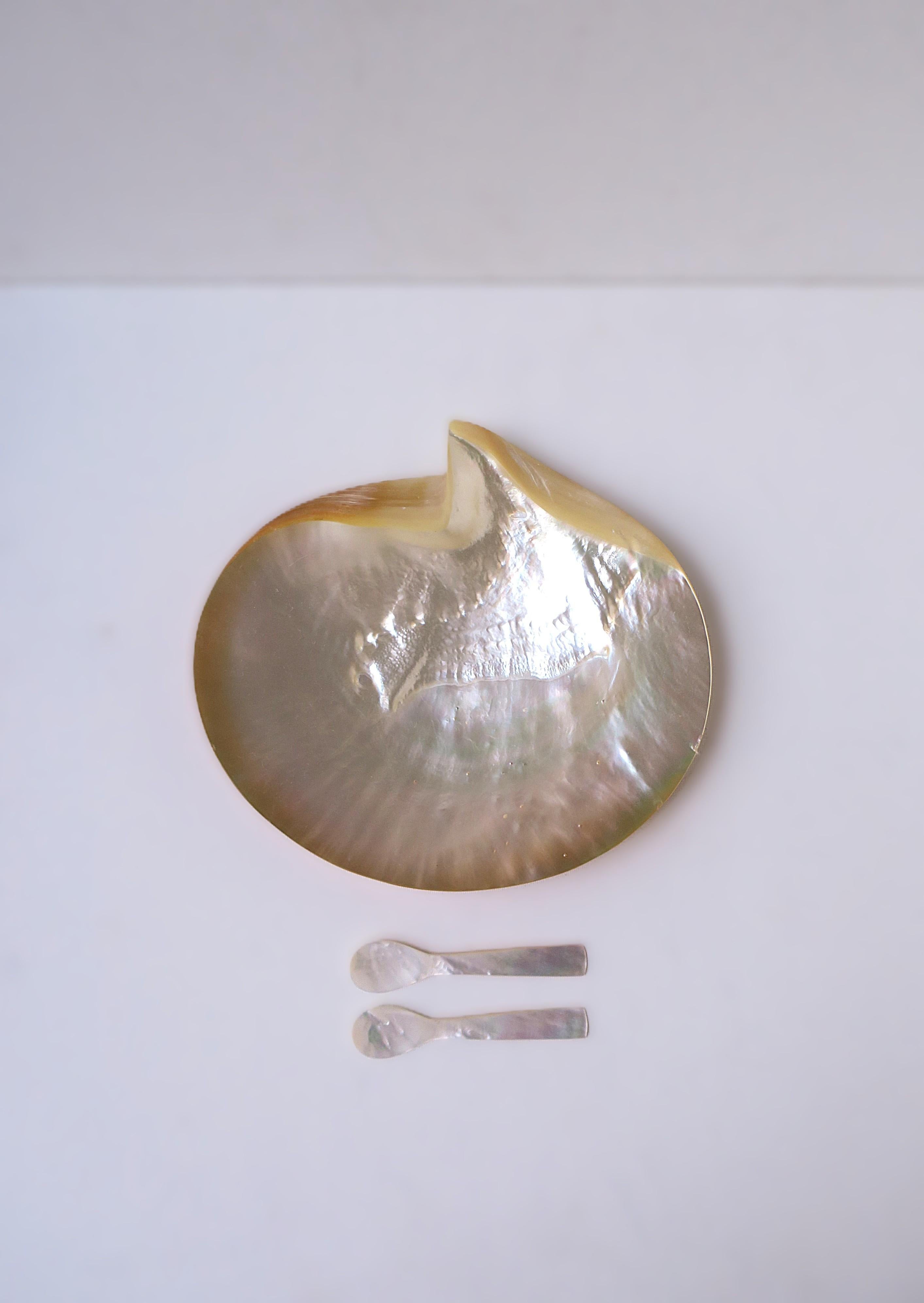 Un bellissimo set di tre (3) pezzi; set di piatti e cucchiai da caviale in madreperla naturale. Splendida lucentezza e iridescenza. Cucchiai: 0,75
