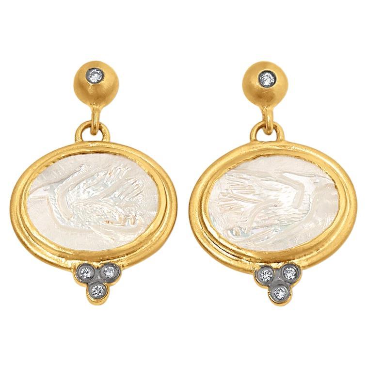 Boucles d'oreilles en nacre avec motif d'oiseau grue sculpté en or 24 carats et diamants