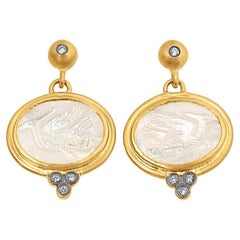 Boucles d'oreilles en nacre avec motif d'oiseau grue sculpté en or 24 carats et diamants