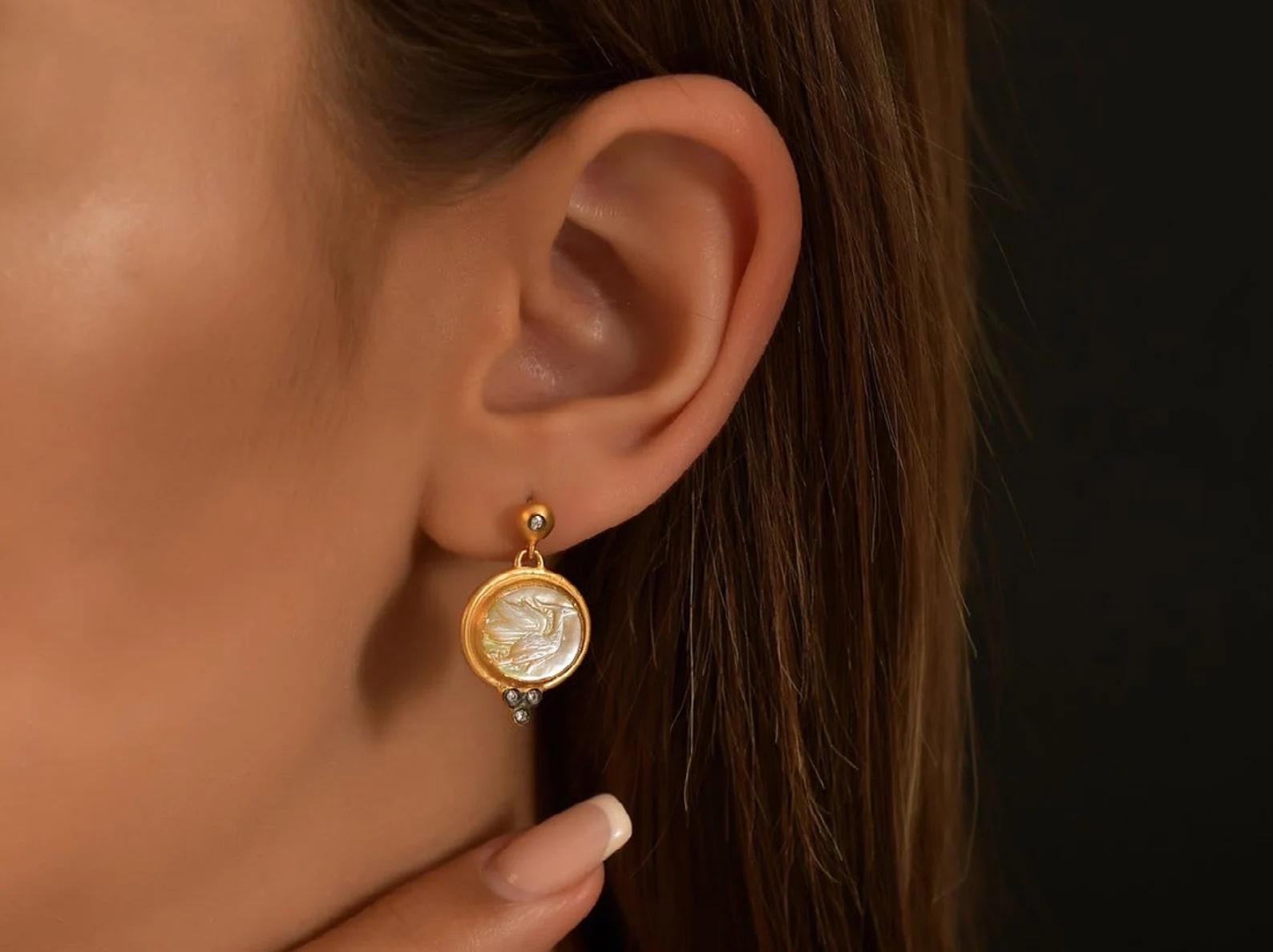Perlmutt-Ohrring mit geschnitztem Kranichvogel-Motiv 24K Gold-gefäß Silber & Diamanten (Barock) im Angebot