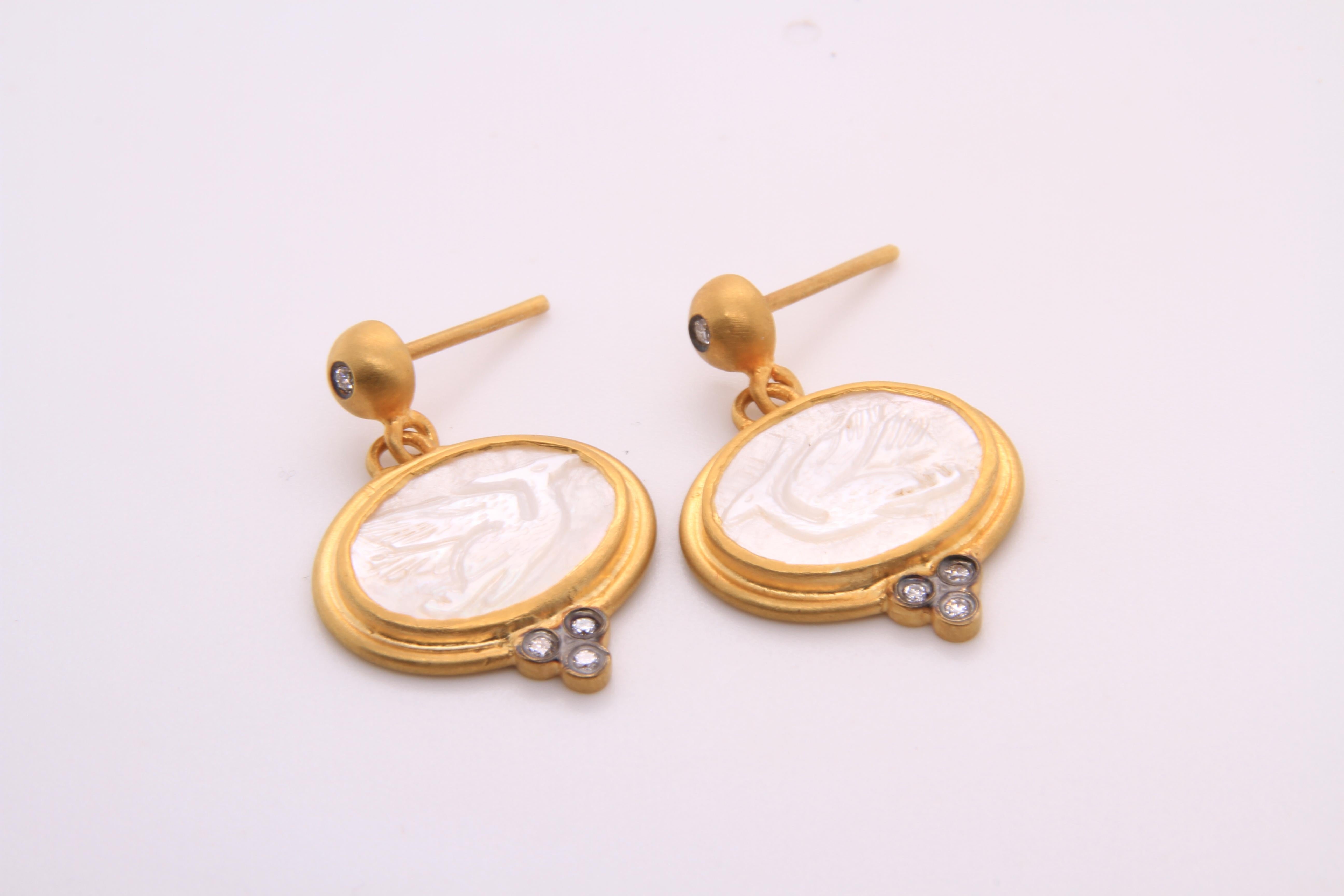 Perlmutt-Ohrring mit geschnitztem Kranichvogel-Motiv 24K Gold-gefäß Silber & Diamanten (Rundschliff) im Angebot