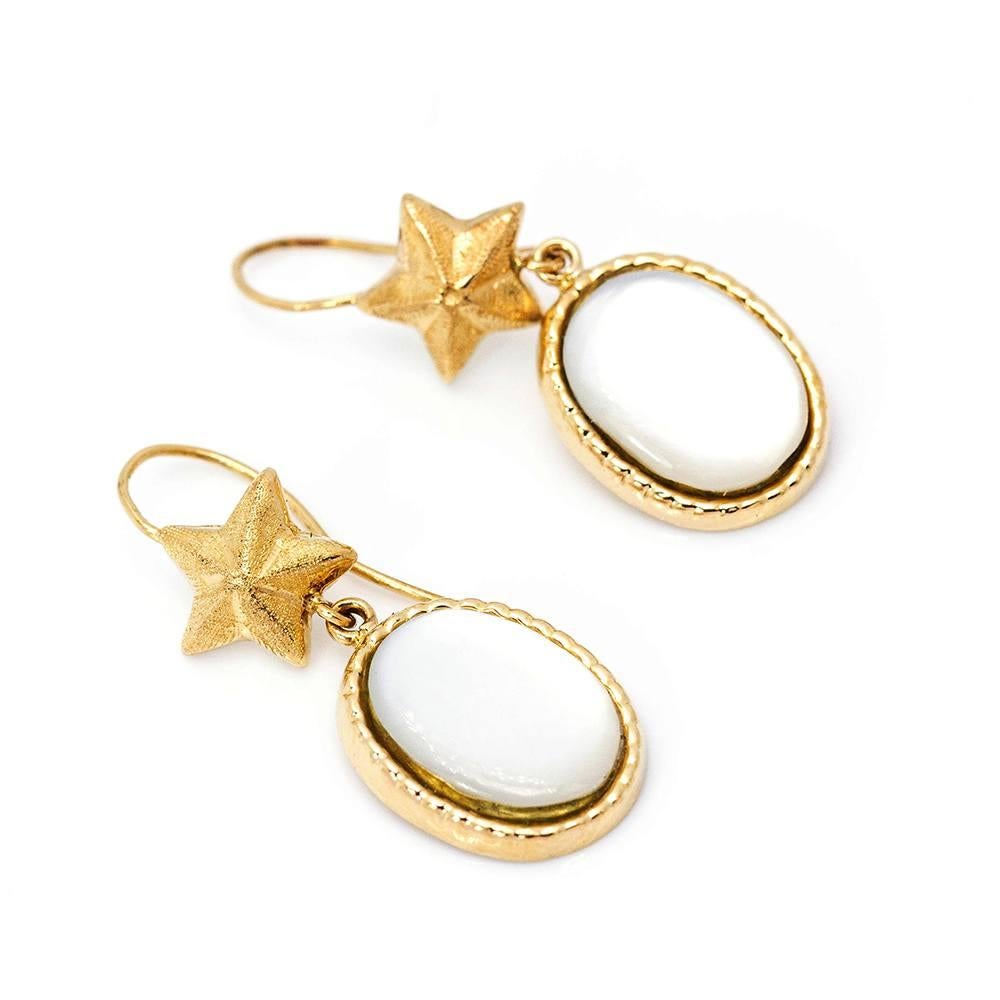 Earrings in Yellow Gold and Mother of Pearl for women.  Hook clasp  18kt Yellow Gold  1,57 grams. Measures: 2,5cm length and 1,0 cm width  These earrings are in excellent condition  Original antique second hand product  Ref.:D359901JC