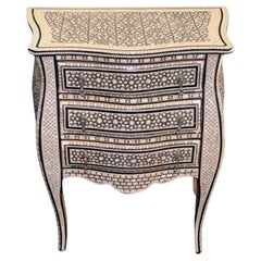 Table d'appoint en bois incurvé de style égyptien en nacre de perle
