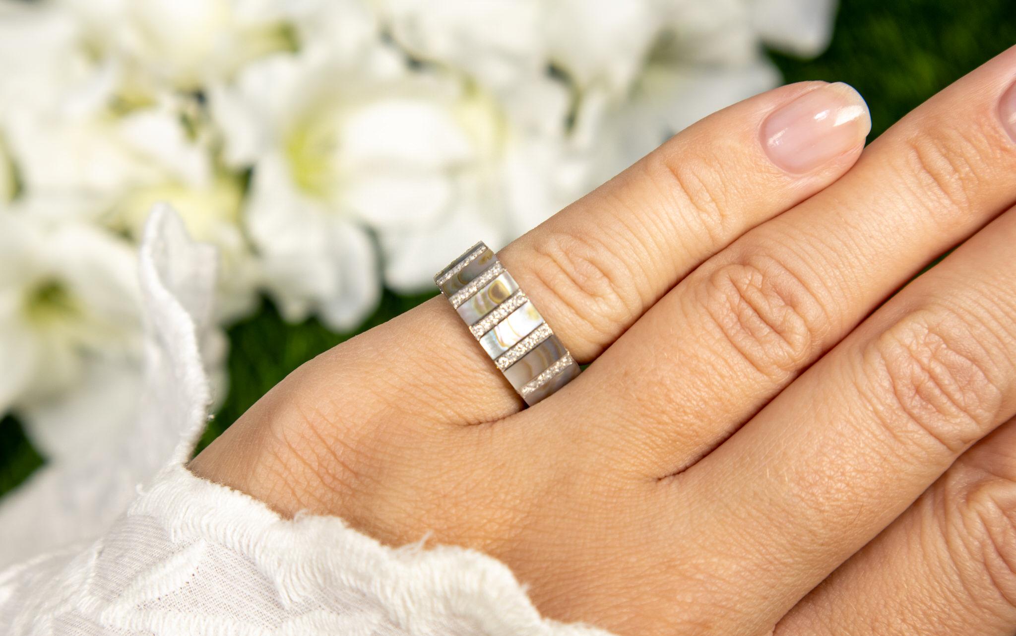 It comes with the Gemological Appraisal by GIA GG/AJP
All Gemstones are Natural
Mother Of Pearl
Round Diamonds
Metal: 18K White Gold
Ring Size: 5* US