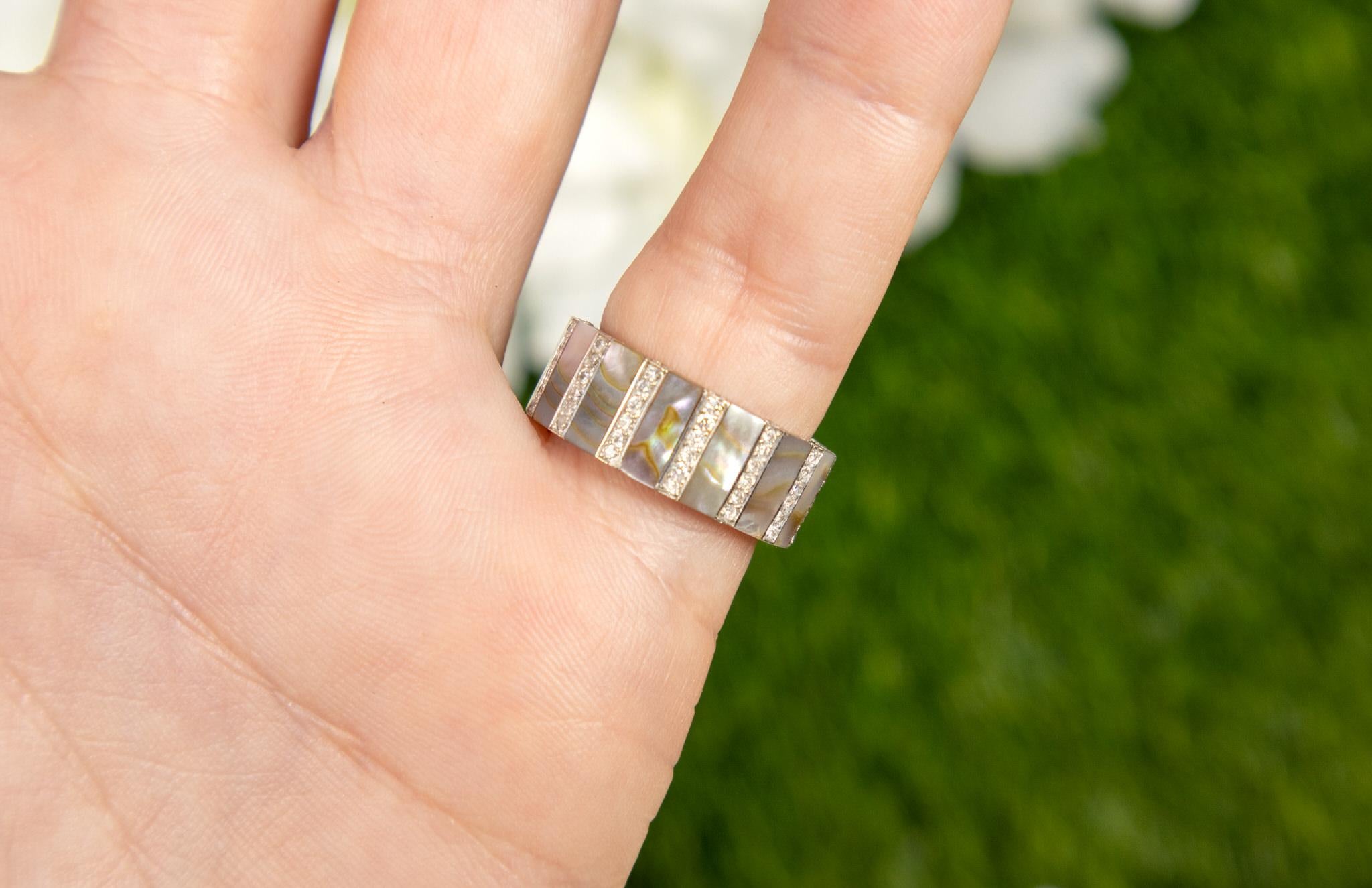 Mother Of Pearl Eternity Band Ring Set With Diamonds 18K Gold In Excellent Condition For Sale In Aliso Viejo, CA
