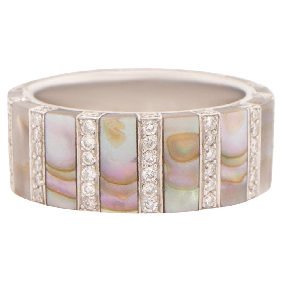Anillo de madreperla de oro de 18 quilates engastado con diamantes
