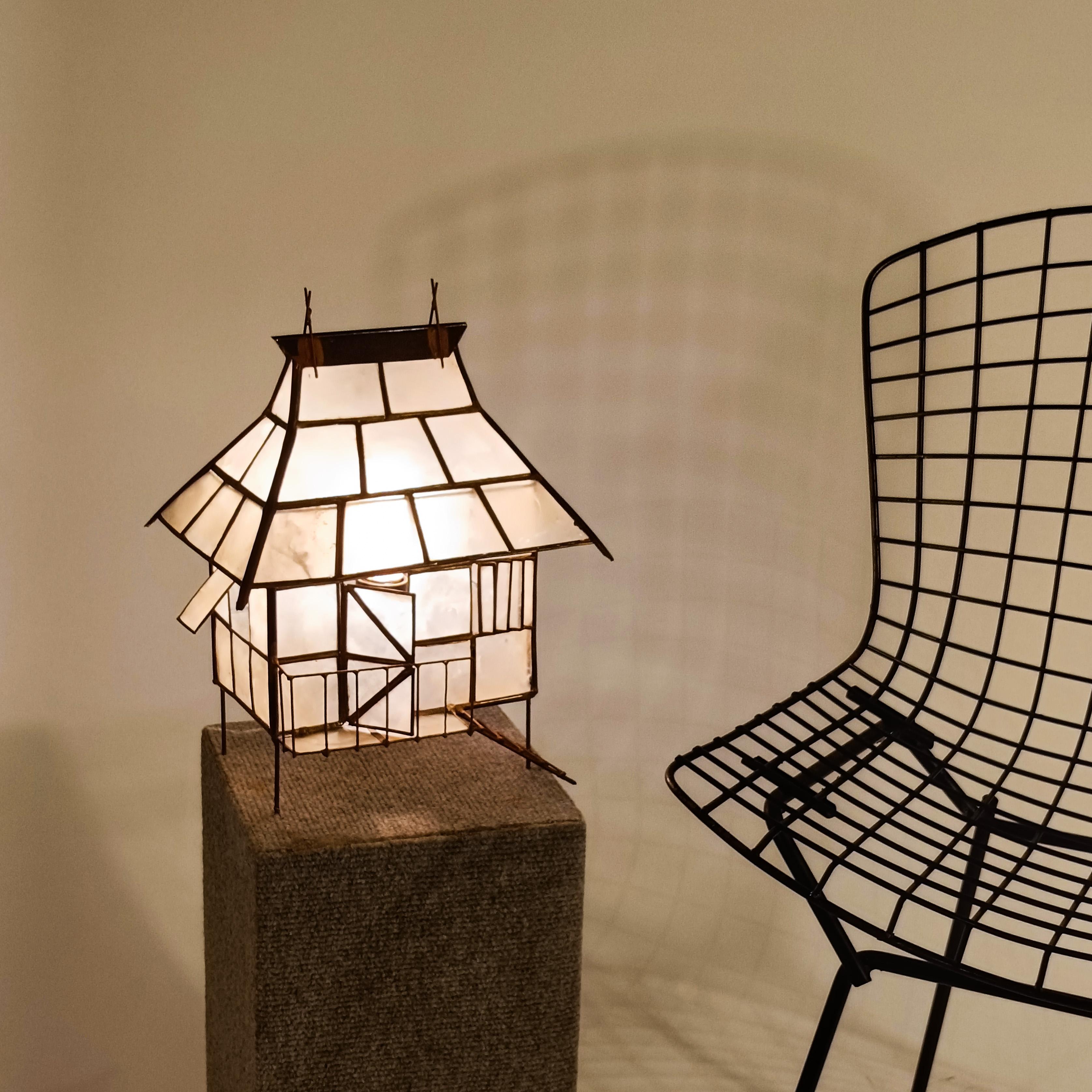 Nacre. Lampe de table exotique faite à la main, Indonésie, années 1950 en vente 3