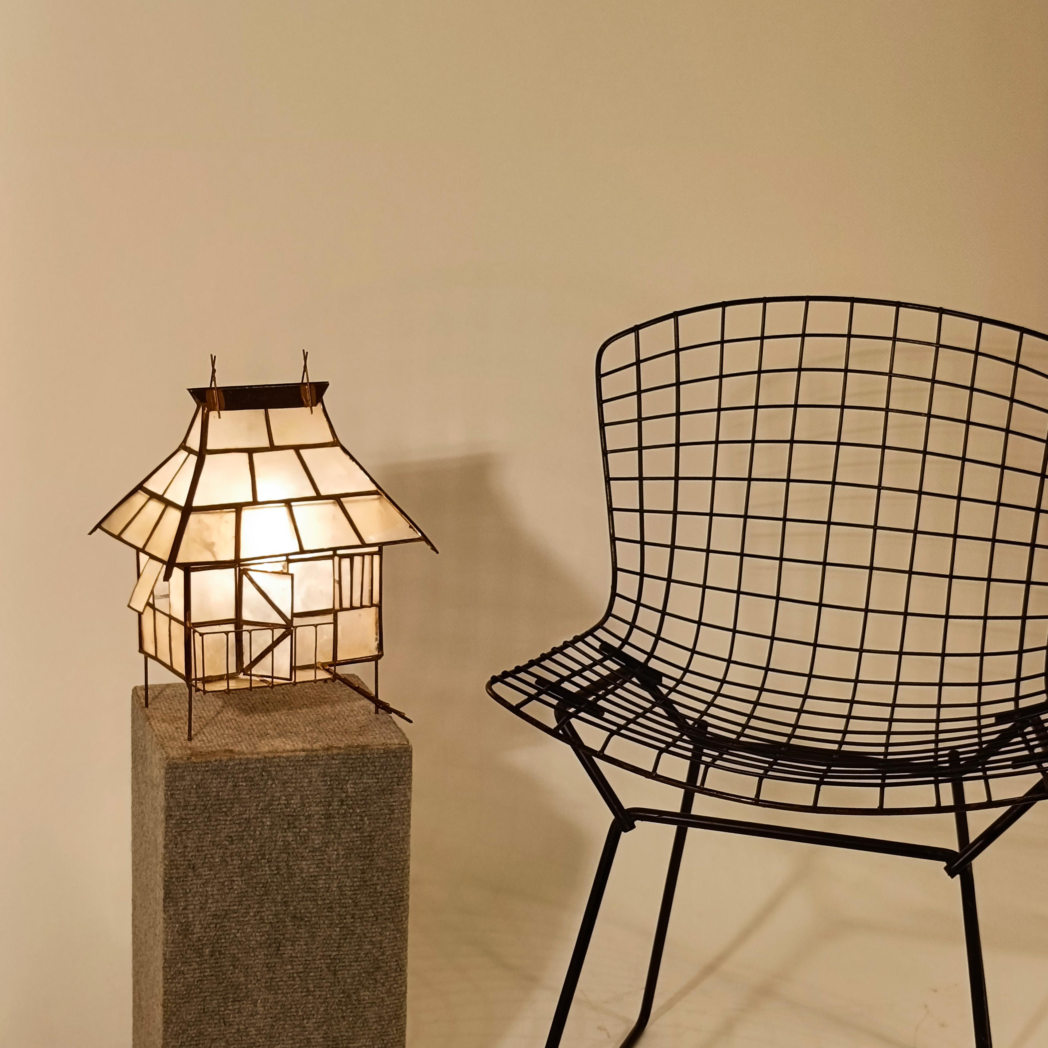 Nacre. Lampe de table exotique faite à la main, Indonésie, années 1950 en vente 4