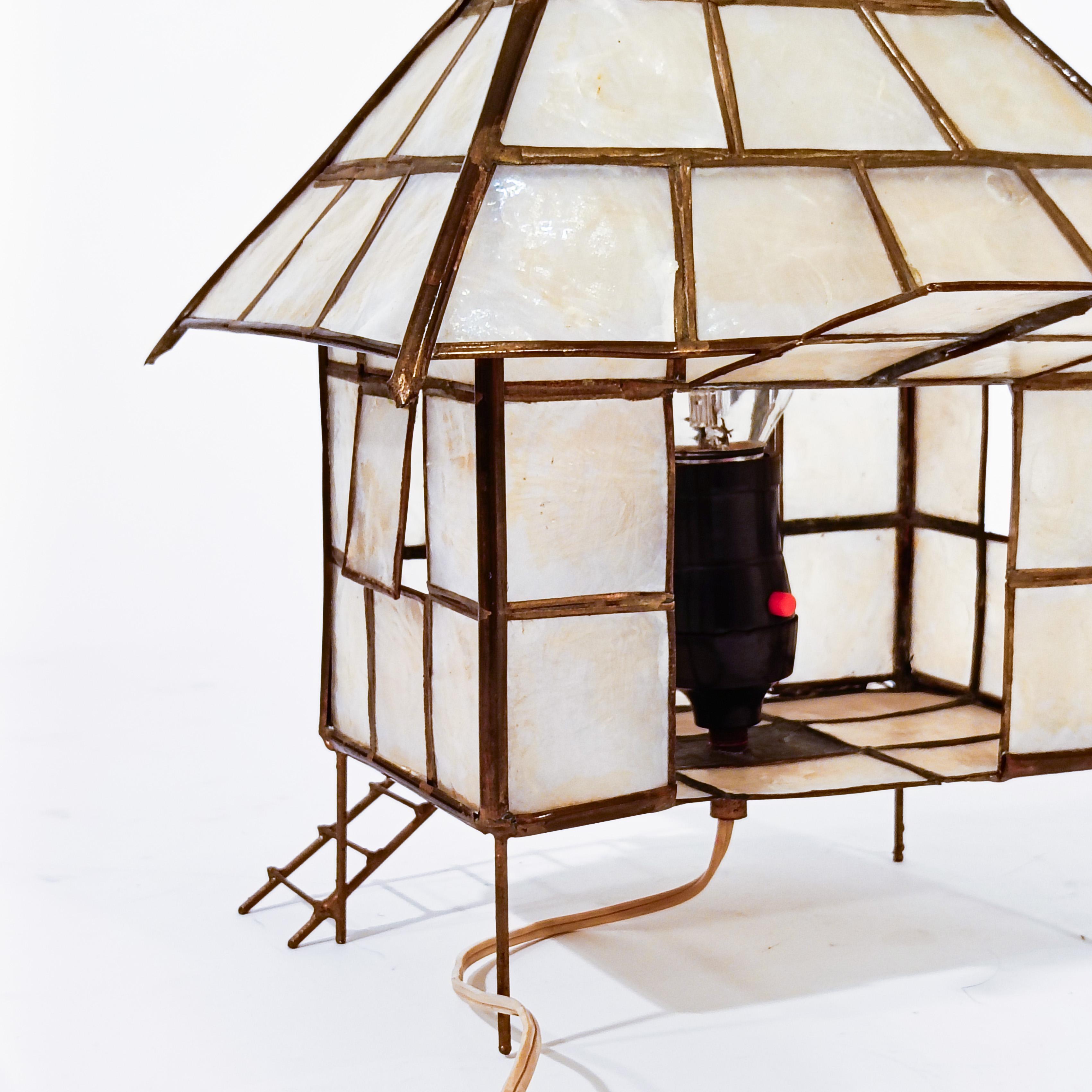 Nacre. Lampe de table exotique faite à la main, Indonésie, années 1950 en vente 9