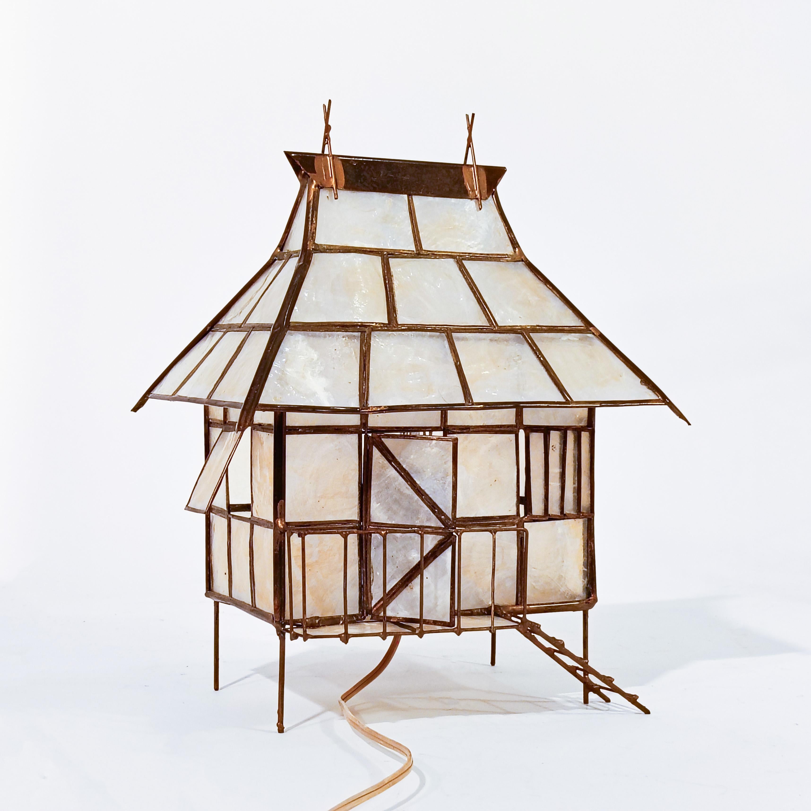 Lampe de table en nacre fabriquée à la main, Indonésie, années 1950. Réalisé entièrement à la main et de manière traditionnelle selon la méthodologie du vitrail, qui consiste à assembler des pièces de matériaux transparents ou translucides en
