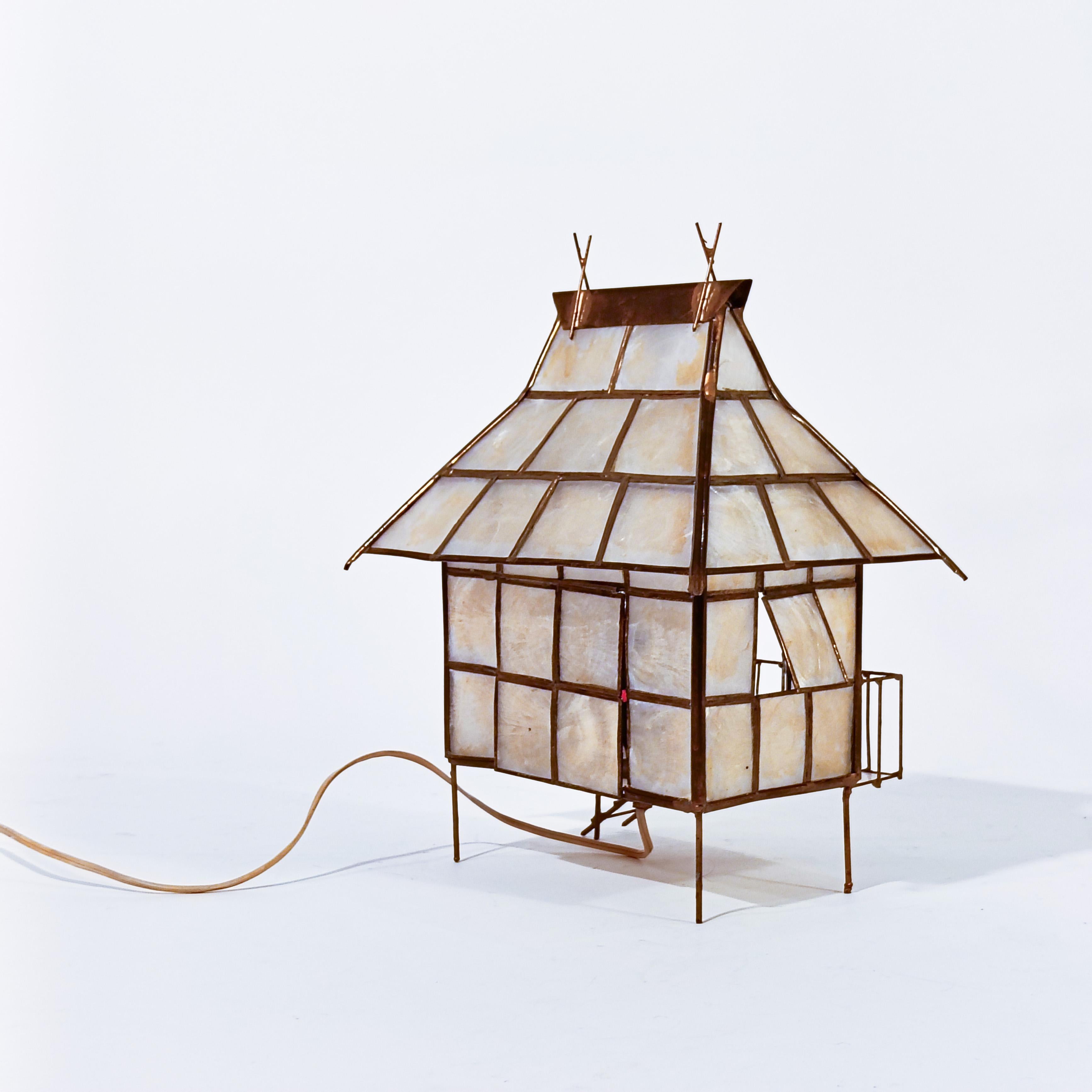 Mid-Century Modern Nacre. Lampe de table exotique faite à la main, Indonésie, années 1950 en vente