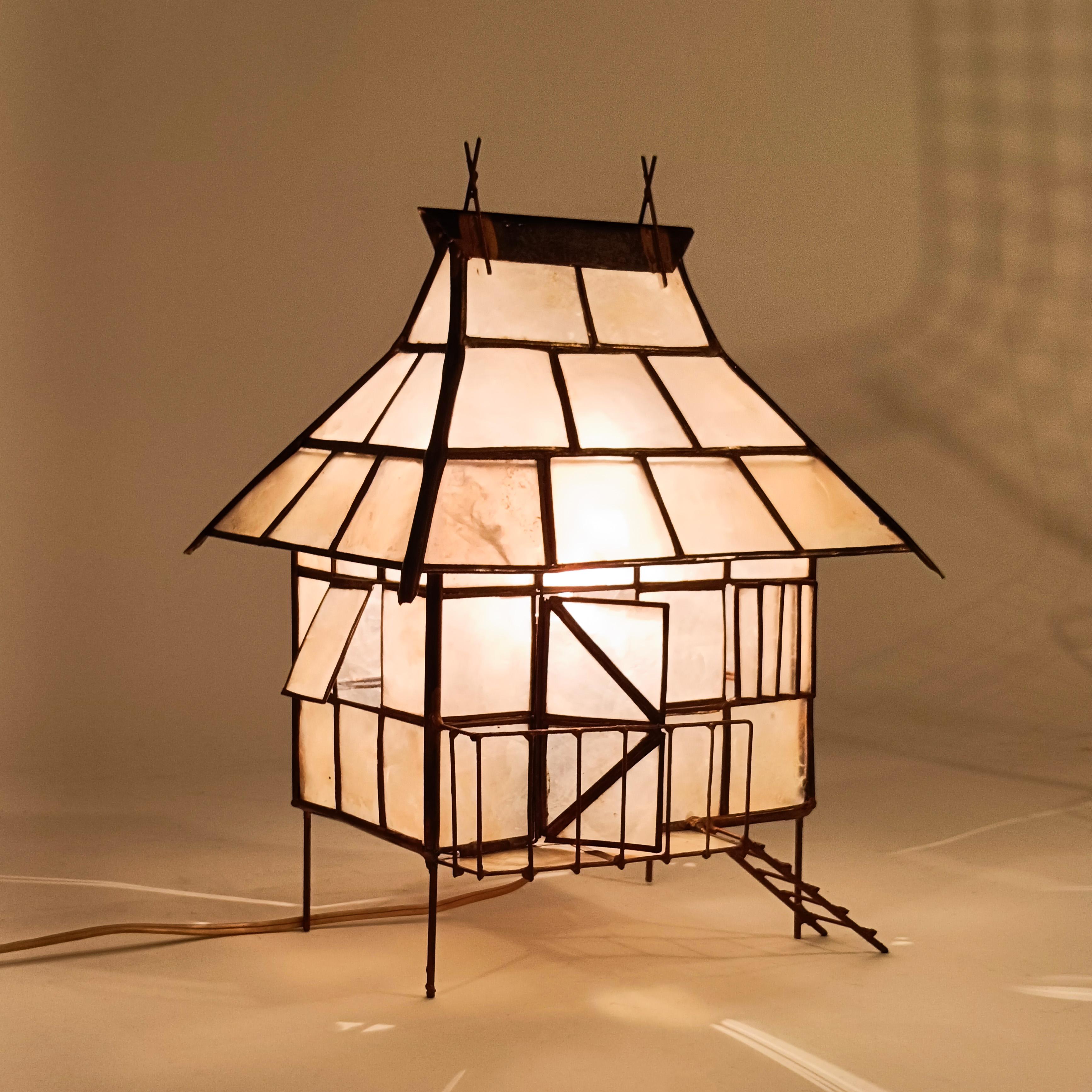 Milieu du XXe siècle Nacre. Lampe de table exotique faite à la main, Indonésie, années 1950 en vente