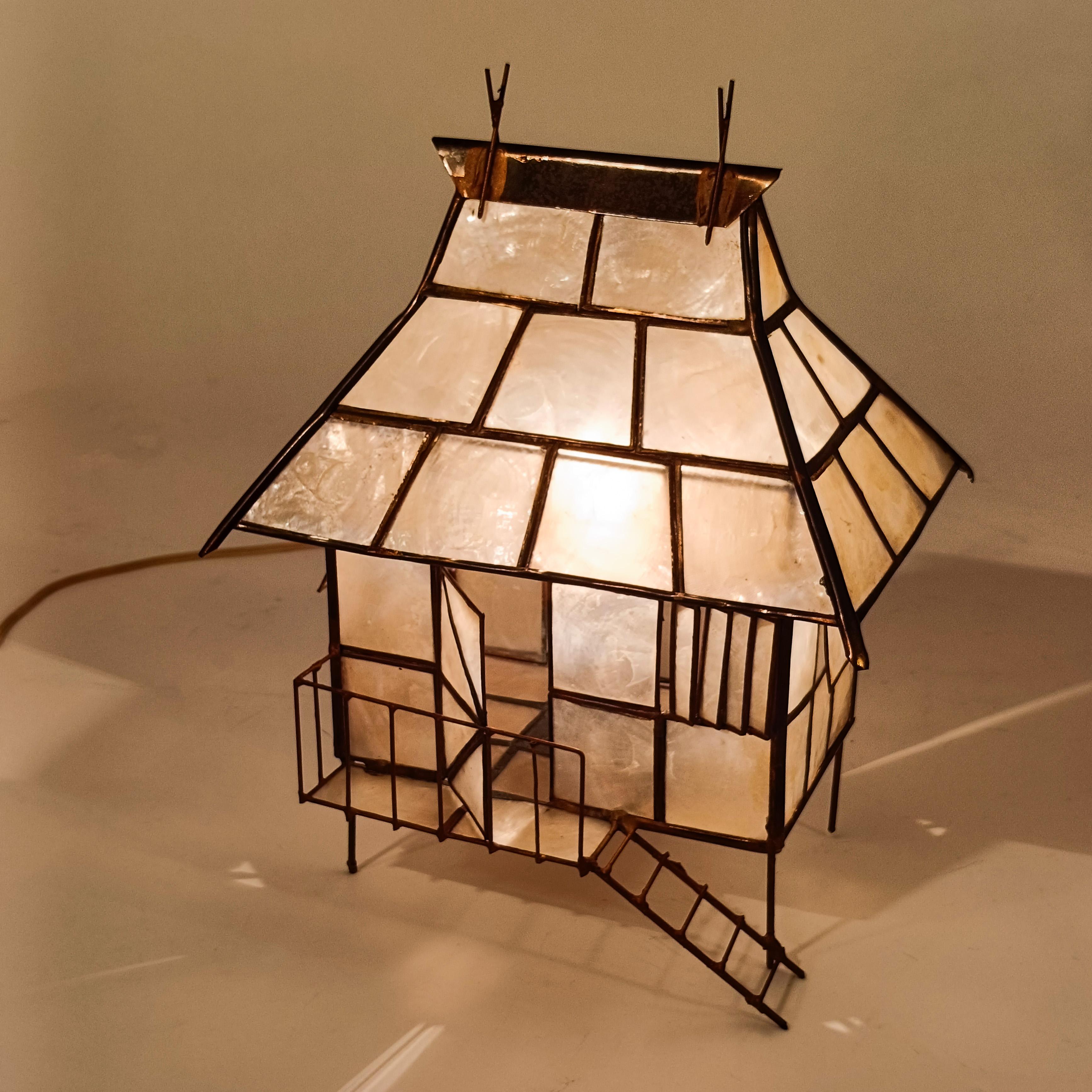 Laiton Nacre. Lampe de table exotique faite à la main, Indonésie, années 1950 en vente