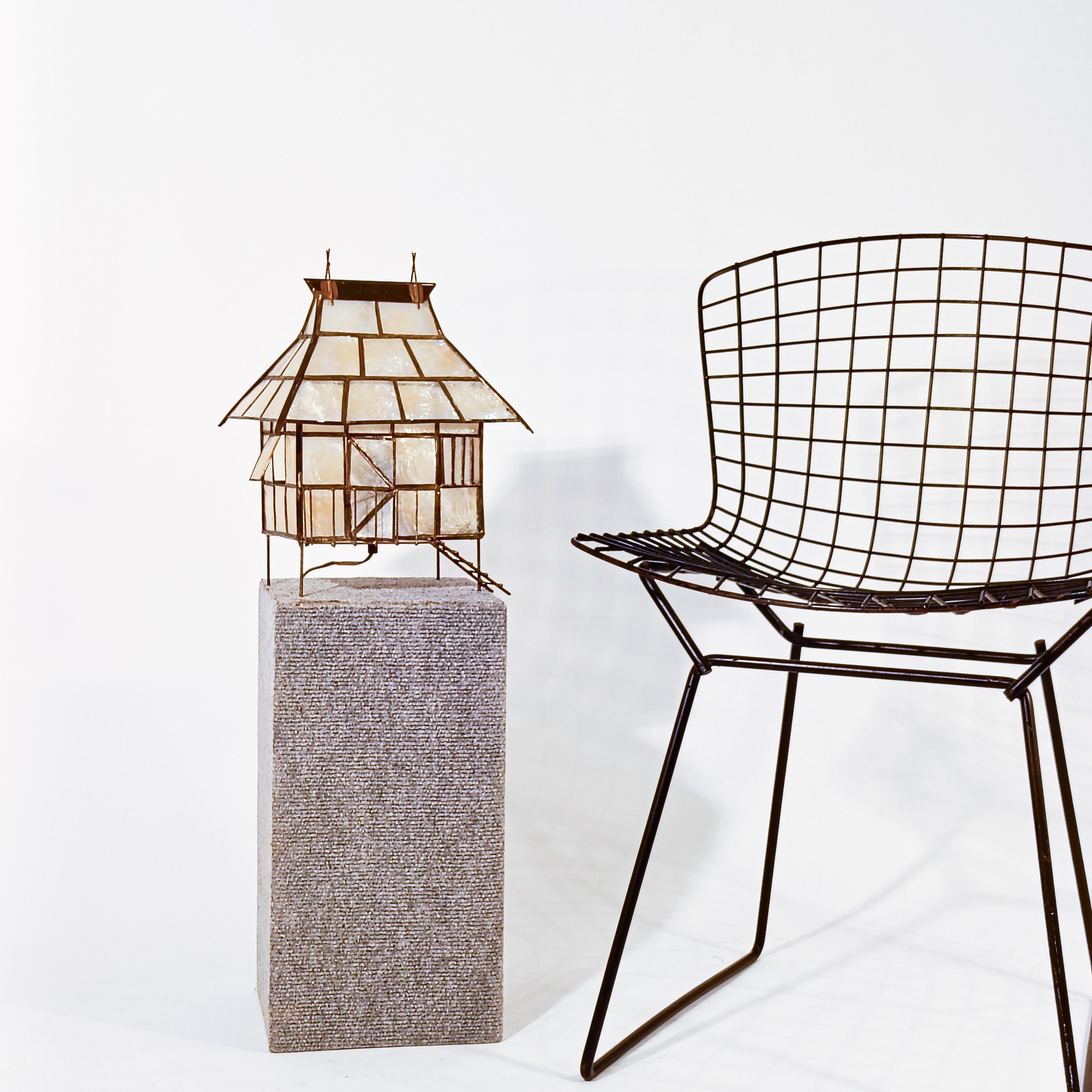 Nacre. Lampe de table exotique faite à la main, Indonésie, années 1950 en vente 1