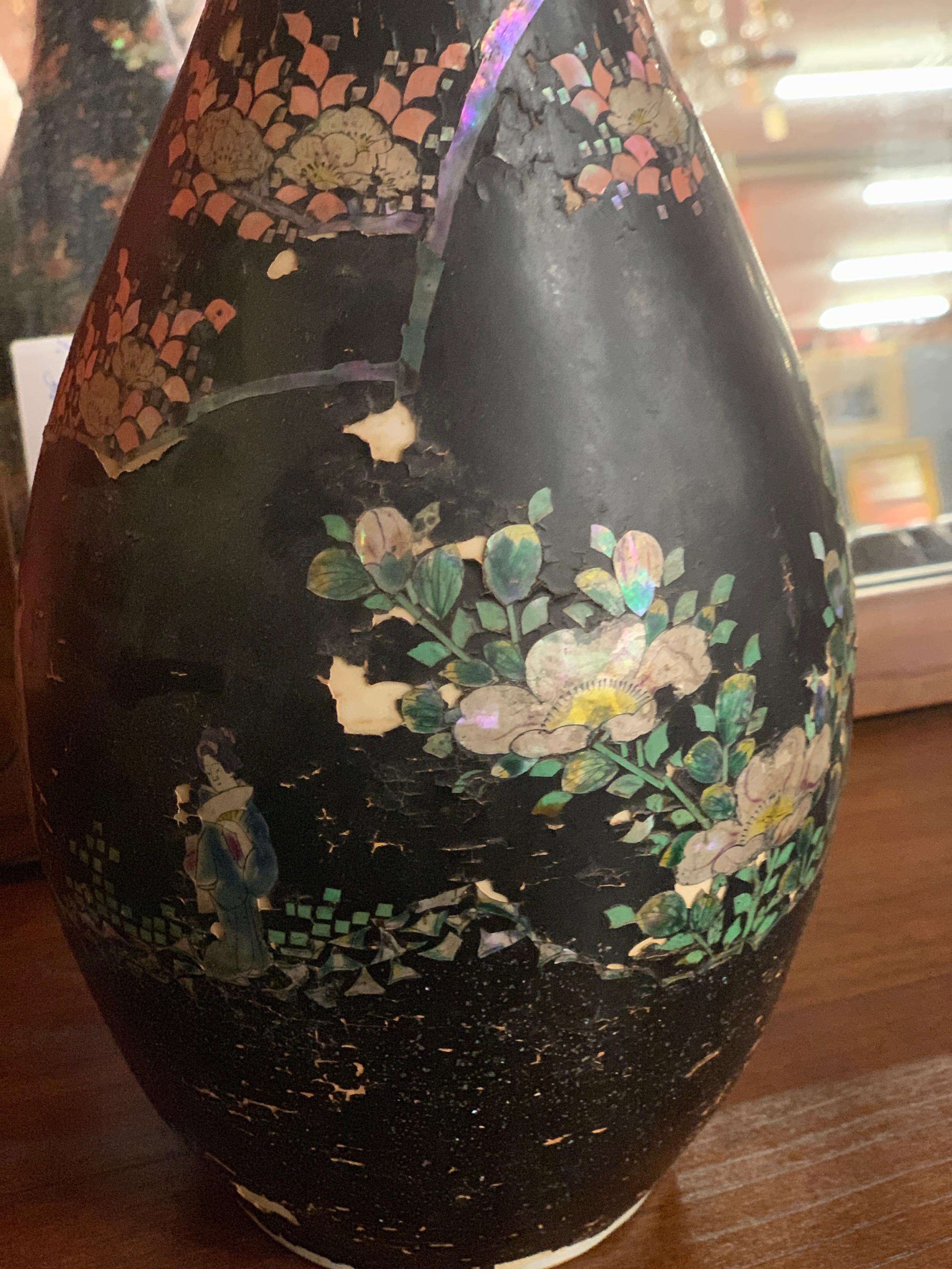 Mother of Pearl Fine Inlaid Black Porcelain Japanese Vase, circa 1870 (Japanisch)