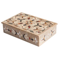 Schachtel aus Perlmutt mit Blumenintarsien aus Sandstein