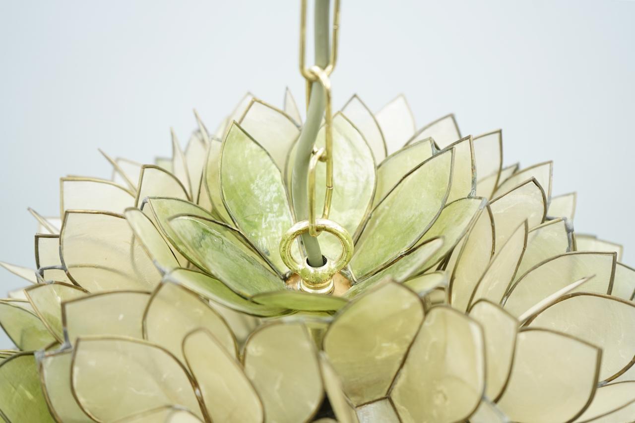 Mother of pearl flower pendant, France, 1970s.
Measures: Total height with chain 110 cm

Good condition.