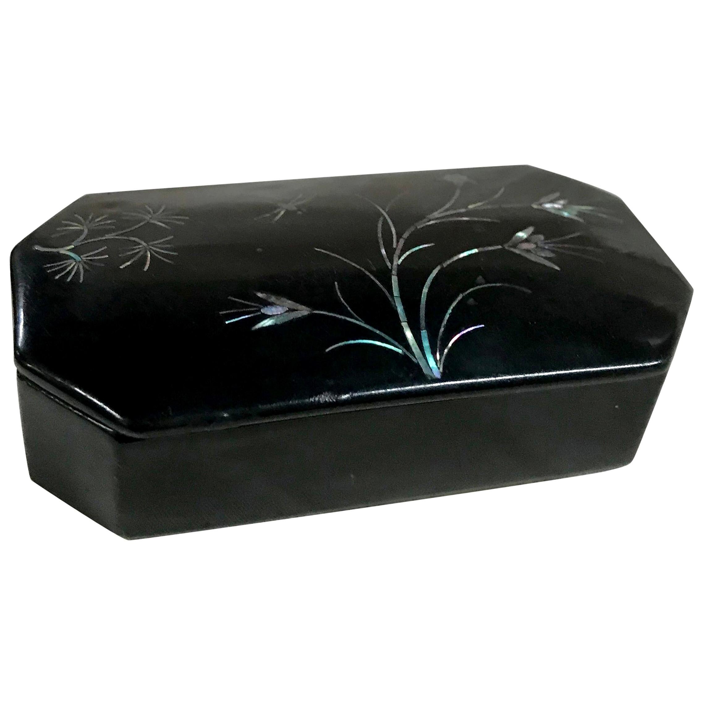 Mother of Pearl Flowers and Dragonfly on Asian Black Lacquer Snuff Box