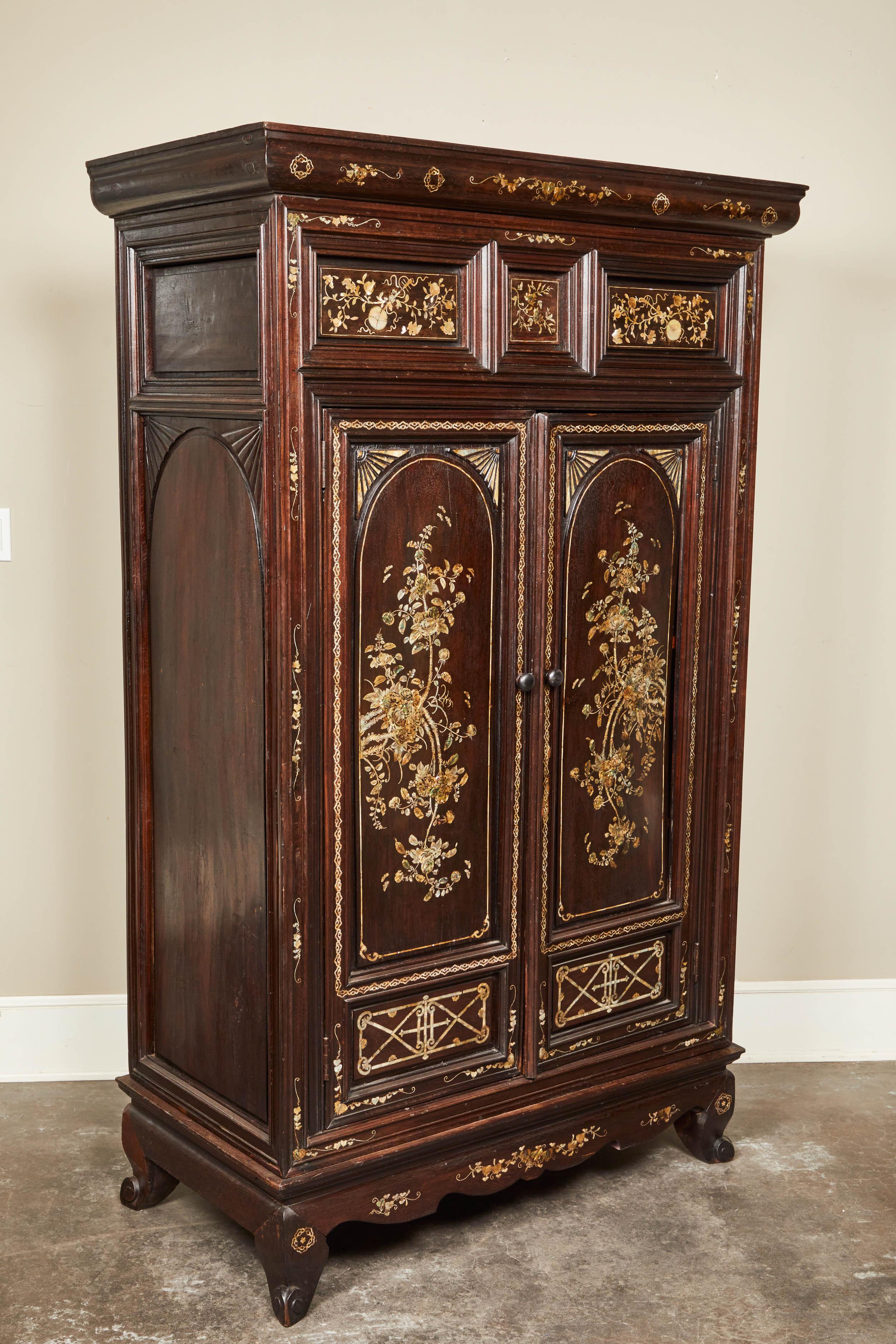 Armario vietnamita colonial francés de madreperla de 2 puertas en Bueno estado para la venta en San Marino, CA