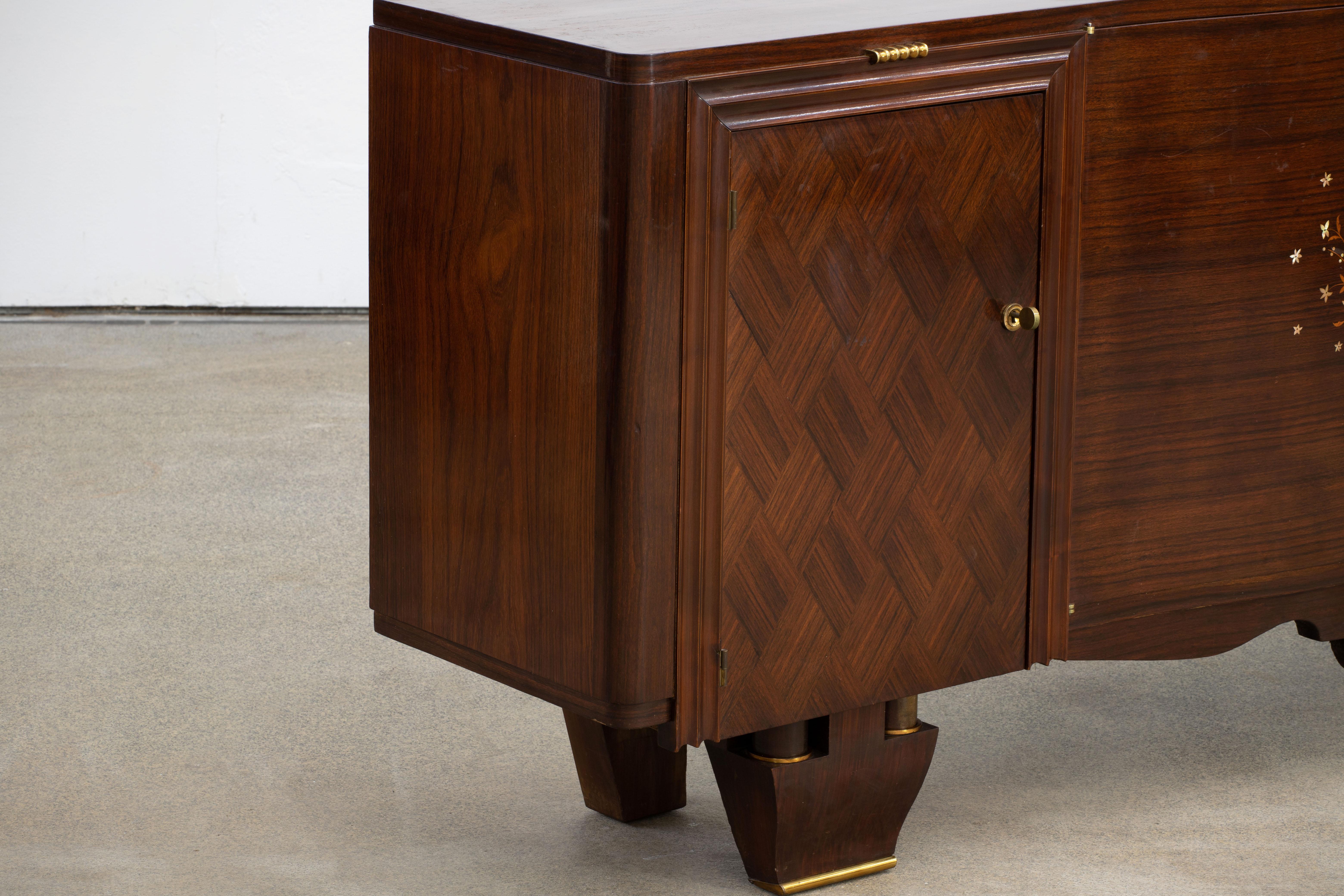 Aparador francés Art Déco grande de nácar, años 40 en venta 9