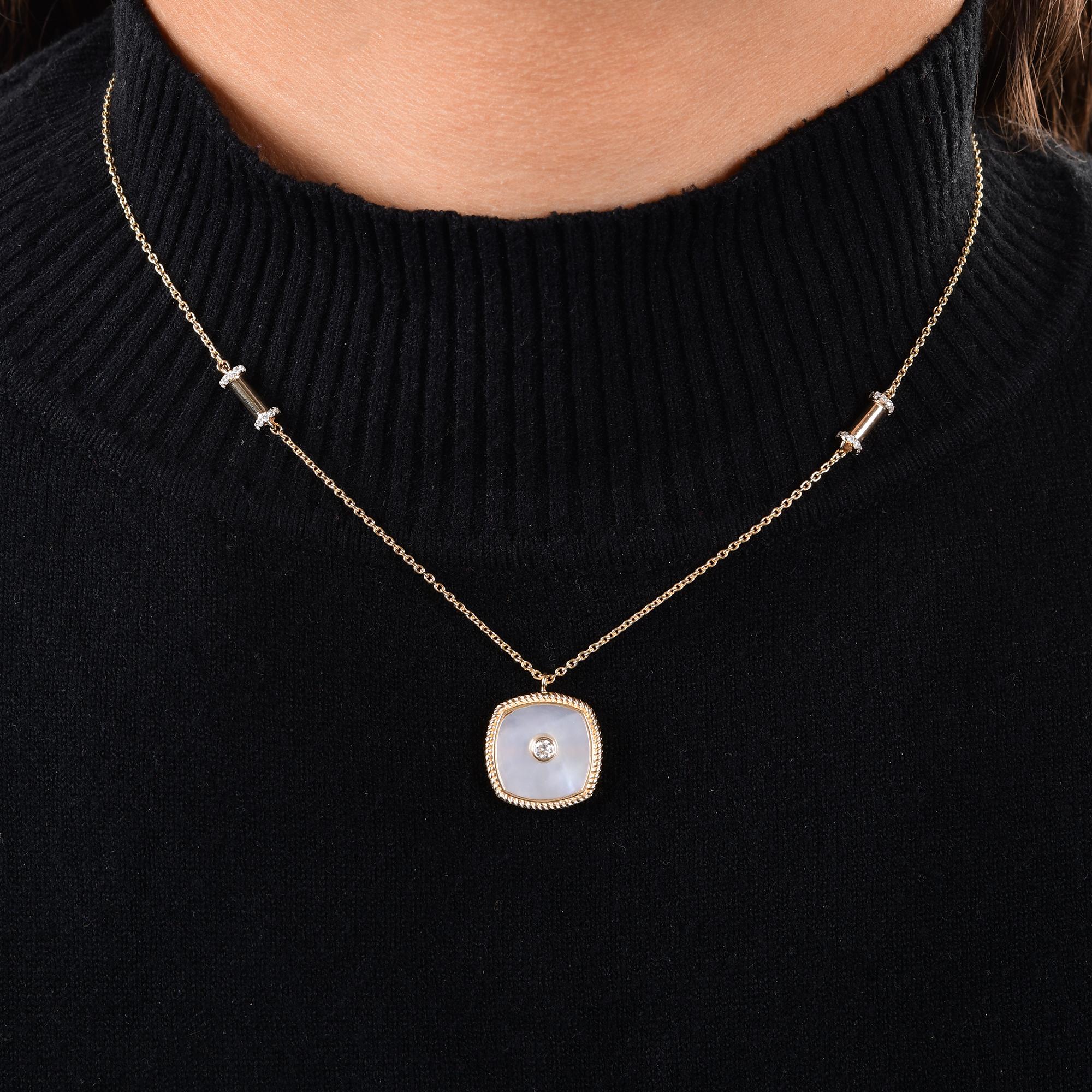 Ce collier en or jaune 18 carats avec pendentif en nacre et halo de diamants présente une nacre en forme de coussin, entourée d'un halo de diamants, dont un est clouté au centre pour former un pendentif. Le collier est composé d'une barre en or