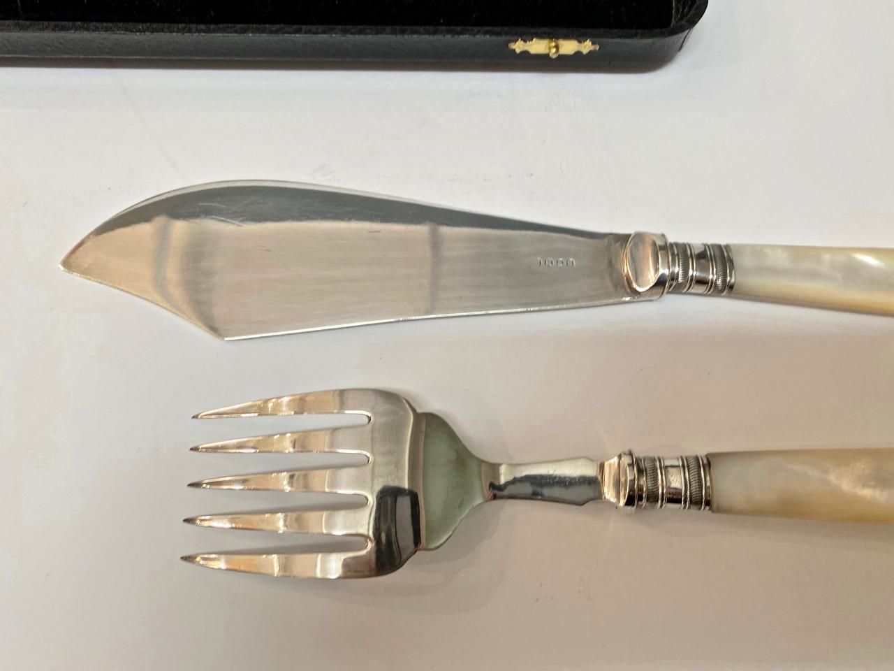 Mother of Pearl Handled Fish Slice and Fork In Good Condition For Sale In Pasadena, CA